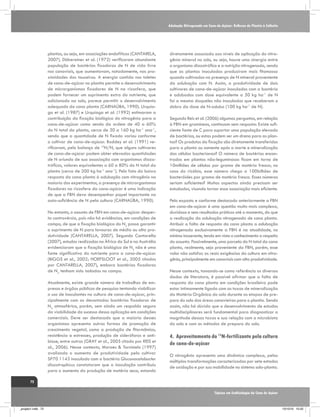 Adubação Nitrogenada em Cana-de-Açúcar: Reflexos do Plantio à Colheita

plantas, ou seja, em associações endofíticas (CANTARELA,
2007). Döbereiner et al. (1972) verificaram abundante
população de bactérias fixadoras de N de vida livre
nos canaviais, que aumentavam, notadamente, nas proximidades das touceiras. A energia contida nos toletes
de cana-de-açúcar no plantio permite o desenvolvimento
de microrganismos fixadores de N na rizosfera, que
podem fornecer um suprimento extra do nutriente, que
adicionado ao solo, parece permitir o desenvolvimento
adequado da cana planta (CARNAÚBA, 1990). Urquiaga et al. (1987) e Urquiaga et al. (1992) estimaram a
contribuição da fixação biológica do nitrogênio para a
cana-de-açúcar como sendo da ordem de 40 a 60%
do N total da planta, cerca de 30 a 160 kg ha-1 ano-1,
sendo que a quantidade de N fixado variou conforme
o cultivar de cana-de-açúcar. Boddey et al. (1991) verificaram, pelo balanço de 15N/N, que alguns cultivares
de cana-de-açúcar podem obter elevadas quantidades
de N oriundo de sua associação com organismos diazotróficos, valores equivalentes a 60 a 80% do N total da
planta (cerca de 200 kg ha-1 ano-1). Pelo fato da baixa
resposta da cana planta à adubação com nitrogênio na
maioria dos experimentos, a presença de microrganismos
fixadores na rizosfera da cana-açúcar é uma indicação
de que a FBN deva desempenhar papel importante na
auto-suficiência de N pela cultura (CARNAÚBA, 1990).
No entanto, o assunto de FBN em cana-de-açúcar desperta controvérsia, pois não há evidências, em condições de
campo, de que a fixação biológica do N2 possa garantir
o suprimento de N para lavouras de média ou alta produtividade (CANTARELLA, 2007). Segundo Cantarella
(2007), estudos realizados na África do Sul e na Austrália
evidenciaram que a fixação biológica de N2 não é uma
fonte significativa do nutriente para a cana-de-açúcar
(BIGGS et al., 2002; HOEFSLOOT et al., 2005 citados
por CANTARELLA, 2007), embora bactérias fixadoras
de N2 tenham sido isoladas no campo.
Atualmente, existe grande número de trabalhos de empresas e órgãos públicos de pesquisa tentando viabilizar
o uso de inoculantes na cultura de cana-de-açúcar, principalmente com as decantadas bactérias fixadoras de
N2 atmosférico, porém, sem ainda um respaldo seguro
da viabilidade do sucesso dessa aplicação em condições
comerciais. Deve ser destacado que a maioria desses
organismos apresenta outras formas de promoção de
crescimento vegetal, como a produção de fitormômios,
resistência a estresses, produção de sideróforos e antibiose, entre outras (GRAY et al., 2005 citado por REIS et
al., 2006). Nesse contexto, Moraes & Tornisielo (1997)
avaliando o aumento de produtividade pelo cultivar
SP70 1143 inoculado com a bactéria Gluconacetobacter
diazotrophicus constataram que a inoculação contribuiu
para o aumento da produção de matéria seca, estando

diretamente associada aos níveis de aplicação do nitrogênio mineral no solo, ou seja, houve uma sinergia entre
o organismo diazotrófico e a nutrição nitrogenada, sendo
que as plantas inoculadas produziram mais fitomassa
quando cultivadas na presença de N mineral proveniente
da adubação com N. Assim, a produtividade de dois
cultivares de cana-de-açúcar inoculados com a bactéria
e adubados com dose equivalente a 50 kg ha-1 de N
foi a mesma daqueles não inoculados que receberam o
dobro da dose de N-adubo (100 kg ha-1 de N).
Segundo Reis et al. (2006) algumas perguntas, em relação
à FBN em gramíneas, continuam sem resposta: Existe suficiente fonte de C para suportar uma população elevada
de bactérias, ou estas podem ser um dreno para as plantas? Os produtos da fixação são diretamente transferidos
para a planta ou somente após a morte e mineralização
das células bacterianas? O número de bactérias encontrados em plantas não-leguminosas ficam em torno de
10milhões de células por grama de matéria fresca; no
caso do rízóbio, esse número chega a 100bilhões de
bacteróides por grama de matéria fresca. Esses números
seriam suficientes? Muitos aspectos ainda precisam ser
estudados, visando tornar essa associação mais eficiente.
Pelo exposto e conforme destacado anteriormente a FBN
em cana-de-açúcar é uma questão muito mais complexa,
duvidosa e sem resultados práticos até o momento, do que
a realização da adubação nitrogenada de cana planta.
Atribuir a falta de resposta da cana planta a adubação
nitrogenada exclusivamente a FBN é na atualidade, no
mínimo incoerente, tendo em vista o conhecimento a respeito
do assunto. Possivelmente, uma parcela do N total da cana
planta, realmente, seja proveniente da FBN, porém, esse
valor não satisfaz as reais exigências da cultura em nitrogênio, principalmente em canaviais com alta produtividade.
Nesse contexto, tomando-se como referência os diversos
dados de literatura, é possível afirmar que a falta de
resposta da cana planta em condições brasileira pode
estar intimamente ligada com as taxas de mineralização
da Matéria Orgânica do solo durante as etapas de preparo do solo das áreas canavieiras para o plantio. Sendo
assim, não há dúvida que o desenvolvimento de estudos
multidisciplinares será fundamental para diagnosticar a
magnitude dessas taxas e sua relação com a microbiota
do solo e com os métodos de preparo do solo.

4.	Aproveitamento do 15N-fertilizante pela cultura
de cana-de-açúcar
O nitrogênio apresenta uma dinâmica complexa, pelas
múltiplas transformações caracterizadas por sete estados
de oxidação e por sua mobilidade no sistema solo-planta.

72
Tópicos em Ecofisiologia da Cana de Açúcar

_projeto1.indb 72

13/10/10 10:22

 