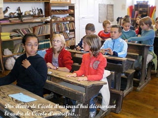 Des élèves de l’école d’aujourd’hui découvrant le cadre de l’école d’autrefois…   