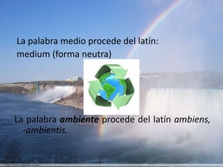 La palabra medio procede del latín:
medium (forma neutra)

La palabra ambiente procede del latín ambiens,
-ambientis.

 