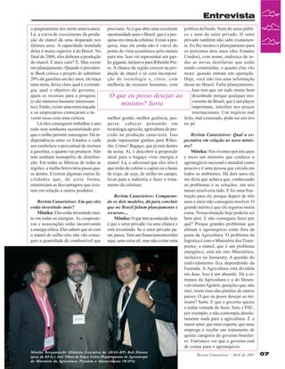 Entrevista
o pragmatismo dos norte-americanos.
Lá, a curva de crescimento da produção de etanol dá uma disparada nos
últimos anos. A capacidade instalada
deles é muito superior à do Brasil. No
final de 2008, eles dobram a produção
do etanol. É mais caro? É. Mas existe
um planejamento. Quando o presidente Bush coloca o projeto de substituir
20% da gasolina em dez anos, ele traça
uma meta, deixa claro qual é a estratégia, qual o objetivo do governo,
quais os recursos para a pesquisa
(e são números bastante interessantes). Então, existe uma meta traçada
e os empresários começaram a investir nisso com uma certeza.
Lá eles conseguem trabalhar o ano
todo sem nenhuma sazonalidade porque o milho permite estocagem. Há independência entre os Estados e cada
um estabelece o percentual de mistura
à gasolina, o quanto vai produzir. Não
tem nenhum monopólio de distribuição. Em todas as fábricas de todas as
regiões, a malha ferroviária passa quase dentro. Existem algumas outras facilidades que, de certa forma,
minimizam as desvantagens que existem em relação a outros produtos.
Revista Canavieiros: Em que eles
estão investindo mais?
Mônika: Eles estão investindo muito em todas as energias. As cooperativas e associações estão incentivando
a energia eólica. Eles sabem que só com
o etanol de milho eles não vão conseguir a quantidade de combustível que

precisam. Aí é que abre uma excelente
oportunidade para o Brasil, que é a pesquisa em cima da celulose. Existe a pesquisa, mas ela ainda não é viável do
ponto de vista econômico pelo menos
para nós. Isso vai representar um ganho gigante, inclusive para Ribeirão Preto. A chance da região crescer na produção de etanol é só com incorporação de tecnologia e, claro, com
melhoria de recursos humanos, com

O que eu posso desejar ao
ministro? Sorte.
melhor gestão, melhor gerência, pesquisa, cabeças pensando em
tecnologia agrícola, agricultura de precisão na produção canavieira. Isso
pode representar ganhos para Ribeirão. Como? Bagaço, que já está dentro
da usina. Aí, é descobrir a proporção
ideal para o bagaço virar energia e
etanol. Lá, o adicional que eles têm é
que terão de coletar o capim ou a haste
de trigo, de soja, de milho no campo,
levar para a indústria e fazer o tratamento da celulose.
Revista Canavieiros: Comparando os dois modelos, dá para concluir
que no Brasil faltam planejamento e
recursos....
Mônika: O que tem acontecido hoje
é que o setor privado viu uma chance e
está investindo. Se o setor privado parar, parou. Tem um financiamentozinho
aqui, uma coisa ali, mas não existe uma

Mônika Bergamaschi (Diretora Executiva da ABAG-RP) Bob Dinnen
(pres. da RFA) e José Nilton de Souza Vieira (Departamento de Agroenergia
do Ministério da Agricultura, Pecuária e Abastecimento (MAPA)

política definida. Nem do setor público e nem do setor privado. O setor
privado também não sabe exatamente. Eu lhe mostro o planejamento para
os próximos dois anos (dos Estados
Unidos), com nome, endereço de todas as novas destilarias que estão
sendo construídas, o quanto elas vão
moer, quando entram em operação.
Hoje, você não tira uma informação
dessa no Brasil. Falta planejamento.
Isso tem que ser tudo muito bem
desenhado porque qualquer movimento do Brasil, que é um player
importante, interfere nos preços
internacionais. Um negócio mal
feito, mal costurado, pode ser um tiro
no pé.
Revista Canavieiros: Qual a expectativa em relação ao novo ministro?
Mônika: Nós tivemos por três anos
e meio um ministro que conhece o
agronegócio nacional e mundial como
poucos e é uma pessoa que circula em
todos os ambientes. Há dois anos ele
me dizia que achava que, conhecendo
os problemas e as soluções, em seis
meses resolveria tudo. E foi uma frustração para ele porque depois de três
anos e meio não conseguiu resolver. O
grande mérito é que ele segurou muita
coisa. Nossa situação hoje poderia ser
bem pior. E não conseguiu fazer por
quê? Porque grandes problemas que
afetam o agronegócio estão fora da
pasta da Agricultura. O problema da
logística é com o Ministério dos Transportes; o etanol, que é um problema
energético, está em oito Ministérios,
inclusive no Itamaraty. A questão do
endividamento fica dependendo da
Fazenda. A Agricultura está dividida
em duas. Isso é um absurdo. Há a estrutura da Agricultura e a do Desenvolvimento Agrário, posições que, não
raro, tiram risos das platéias de outros
países. O que eu posso desejar ao ministro? Sorte. E que o governo queira
e tenha vontade de fazer. Saiu o PAC,
por exemplo, e não contempla absolutamente nada para a agricultura. É o
maior setor, que mais exporta, que mais
emprega e recebe um tratamento de
quinta categoria do governo brasileiro. Entristece ver que o governo está
de costas para o agronegócio.
Revista Canavieiros - Abril de 2007

07

 