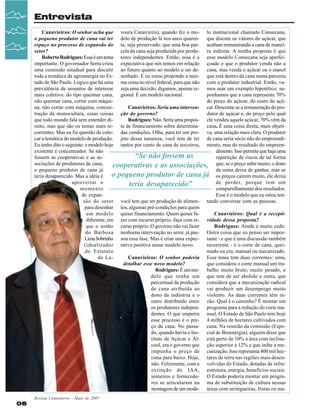 Entrevista
Canavieiros: O senhor acha que voura Canavieira), quando fez o mo- lo institucional chamado Consecana,
o pequeno produtor de cana vai ter delo de produção lá nos anos quaren- que discute os valores do açúcar, que
espaço no processo de expansão do ta, seja preservado: que uma boa par- acabam remunerando a cana de maneisetor?
cela da cana seja produzida por produ- ra indireta. A minha proposta é que
Roberto Rodrigues: Esse é um tema tores independentes. Então, essa é a esse modelo Consecana seja aperfeiimportante. O governador Serra criou expectativa que nós temos em relação çoado e que o produtor venda não a
uma comissão estadual para discutir ao futuro quanto ao modelo a ser de- cana, mas venda o açúcar ou o etanol
toda a temática da agroenergia no Es- senhado. E eu estou propondo a mes- que está dentro da cana numa parceria
tado de São Paulo. Lógico que há uma ma coisa no nível federal, para que não com o produtor industrial. Então, vaprevalência de assuntos de interesse seja uma decisão, digamos, apenas re- mos usar um exemplo hipotético: sumais coletivo, do tipo queimar cana, gional. É um modelo nacional.
ponhamos que a cana represente 70%
não queimar cana, cortar com máquido preço do açúcar, do custo do açúna, não cortar com máquina, concenCanavieiros: Seria uma interven- car. Desconta-se a remuneração do protração da monocultura, essas coisas ção do governo?
dutor de açúcar e, do preço pelo qual
que todo mundo fala sem entender diRodrigues: Não. Seria uma propos- ele vendeu aquele açúcar, 70% vêm da
reito, mas que são os temas mais re- ta de financiamento sobre determina- cana. É uma coisa direta, mais objeticorrentes. Mas eu fiz questão de colo- das condições. Olha, para ter um pro- va, uma relação mais clara. O produtor
car a temática do modelo de produção. jeto dessa natureza, você tem de ter de cana seria sócio não do empreendiEu tenho dito o seguinte: o modelo hoje tantos por cento de cana de terceiros, mento, mas do resultado do empreenexistente é concentrador. Se não
dimento. Isso permite que haja uma
“Se não fossem as
fossem as cooperativas e as asrepartição de riscos de tal forma
sociações de produtores de cana,
cooperativas e as associações, que, se o preço subir muito, o dono
o pequeno produtor de cana já
da usina deixa de ganhar, mas se
o pequeno produtor de cana já os preços caírem muito, ele deixa
teria desaparecido. Mas a idéia é
aproveitar o
de perder, porque tem um
teria desaparecido”
momento
compartilhamento dos resultados.
de expanEsse é o modelo que eu estou tensão do setor você tem que ter produção de alimen- tando conversar com as pessoas.
para desenhar tos, algumas pré-condições para quem
um modelo quiser financiamento. Quem quiser faCanavieiros: Qual é a receptidiferente, em zer com recurso próprio, faça com re- vidade dessa proposta?
que o sonho curso próprio. O governo não vai fazer
Rodrigues: Ainda é muito cedo.
do Barbosa nenhuma intervenção no setor, já pas- Outra coisa que eu penso ser imporLima Sobrinho sou essa fase. Mas é criar uma expec- tante - e que é uma discussão também
(idealizador tativa positiva nesse modelo novo.
recorrente - é o corte de cana, queido Estatuto
mado ou cru, manual ou mecanizado.
da LaCanavieiros: O senhor poderia Esse tema tem duas correntes: uma,
detalhar esse novo modelo?
que considera o corte manual um traRodrigues: É um mo- balho muito bruto, muito pesado, e
delo que tenha um que tem de ser abolido e outra, que
percentual da produção considera que a mecanização radical
de cana atribuída ao vai produzir um desemprego muito
dono da indústria e o violento. As duas correntes têm raoutro distribuído entre zão. Qual é o caminho? É montar um
os produtores indepen- programa para a redução do corte madentes. O que emperra nual. O Estado de São Paulo tem hoje
esse processo é o pre- 4 milhões de hectares cultivados com
ço da cana. No passa- cana. Na reunião da comissão (Espedo, quando havia o Ins- cial de Bioenergia), alguém disse que
tituto de Açúcar e Ál- está perto de 10% a área com inclinacool, era o governo que ção superior a 12% e que inibe a meimpunha o preço de canização. Isso representa 400 mil heccima para baixo. Hoje, tares de terra nas regiões mais desennão. Felizmente, com a volvidas do Estado, dotadas de infraextinção do IAA, estrutura, energia, benefícios sociais.
usineiros e fornecedo- O Estado poderia montar um prograres se articularam na ma de substituição de cultura nessas
montagem de um mode- áreas com seringueiras, frutas ou ma06

Revista Canavieiros - Maio de 2007

 