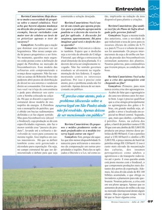 Entrevista
Revista Canavieiros: Hoje discu- construída a solução desejada.
tão, implicarão na redução da área
te-se muito a necessidade de pesquidisponível para plantio e criações.
sa sobre o etanol celulósico. Você
Revista Canavieiros: Você é auacha que haverá alguma mudança tor de um estudo que aponta prejuRevista Canavieiros: Que análina direção das pesquisas como, por ízos para a produção agropecuária se você faz do Plano de Safra divulexemplo, buscar variedades com paulista se o decreto da reserva le- gado pelo governo federal?
maior teor de celulose ao invés de gal for aplicado. A discussão foi
Gonçalves: Segue a mesma toada
se priorizar apenas o teor de suspensa, aparentemente. Dá para dos anteriores, com a novidade de
sacarose?
imaginar qual será o desfecho des- que reduziram a taxa de juros para os
Gonçalves: Acredito que a nação sa questão?
recursos oficiais de crédito de 8,75
que dominar esse processo vai ser
Gonçalves: A lei está aí e o decre- a.a. para 6,75 a.a e o volume de recurhegemônica. Mas nesse campo ain- to também. Espero que o desfecho sos foi aumentado. Os preços interda há pouco prognóstico a ser feito. seja a revisão do absurdo do Código nacionais da soja e do milho em funNo momento, questões mais urgen- Florestal, que obriga o retrocesso da ção da pressão dos biocombustíveis
tes estão postas como a definição do atual dimensão da área plantada. E o estimulam aumentos dos plantios.
papel da Petrobras no mercado de decreto deveria ser simplesmente re- Noutras palavras, para commodities
biocombustíveis. Esse modelo das vogado. Não faz sentido governos que tiverem preços, as condições são
refinarias está comprometendo o estaduais se alvorarem na regula- boas.
avanço desse segmento. Não faz sen- mentação de leis federais. E regulatido as usinas de Ribeirão Preto não mentando contra os interesses
Revista Canavieiros: Você acha
poderem abrir postos de distribuição paulistas. Por isso é preciso estar que a crise dos agronegócios está
de álcool no seu entorno e venderem atento, pois o problema ainda não foi chegando ao fim?
direto ao consumidor. Em muitos pa- resolvido. Apenas deixou de ser menGonçalves: Primeiro, para mim
íses você vai à loja de conveniência cionado em público.
nunca existiu crise dos agronegócios.
e pede para abastecer seu carro
Acabei de falar que o agronegócio
com a bomba colocada na calça“É preciso estar atento, pois o da cana nos últimos anos foi muida. Há que se discutir o equívoco
to bem. Logo é preciso qualificar
problema (discussão sobre a
estrutural desse modelo de moque a crise atingiu principalmente
nopólio da energia. A Petrobras reserva legal em São Paulo) ainda os agronegócios dos grãos e fitem o monopólio do petróleo, que
bras, em grande medida soja, alé obtido em bacias sedimentares não foi resolvido. Apenas deixou godão e arroz e localizada em esdefinidas e aí faz algum sentido. de ser mencionado em público”
pecial no Brasil central. Segundo,
Mas para bicombustíveis (álcool
que, mais que câmbio, o problema
e biodiesel), cuja produção se dá com
é petróleo. Antes, na euforia dos
especificidades regionais, não faz o
Revista Canavieiros: Os peque- grãos, o barril de petróleo custava US$
menor sentido esse “passeio de pro- nos e médios produtores serão os 30 que com um câmbio de R$ 3,00/US$
duto”, levando até a refinaria e de- mais prejudicados se a medida (re- produzia um preço interno desse pevolvendo às vezes para consumo na serva legal) entrar em vigor?
tróleo de R$ 90/barril. Com o petróleo
mesma região. Isso implica em cusGonçalves: Sim, porque são aque- atual a US$ 60/barril e câmbio a R$
tos inaceitáveis. Há que se definir les que têm menor disponibilidade fi- 2,00/US$, o preço interno do barril de
também como será gerenciado o nanceira para utilizarem o mecanis- petróleo atinge R$ 120/barril. E isso é
alcooduto para exportação. Ou seja, mo da compensação em outras pro- custo mais elevado da mecanização
no campo estrutural há que ser de- priedades e regiões. Para eles se apli- das culturas, dos insumos
mocratizado o debate para que seja cados o Decreto e a Lei, tal como es- petroquímicos como adubos e
agrotóxicos e do transporte rodoviário até o porto. E essa questão ainda
está posta mesmo com o biodiesel, o
que compromete produções mais distantes dos portos de exportação. Ademais, há uma dívida ainda de R$ 140
bilhões acumulada, o que obriga os
lavradores a plantarem para não quebrarem. Noutras palavras, a crise está
em seu pleno apogeu. Apenas que os
aumentos de preços do milho e da soja
no mercado internacional deram algum
alento. Mas por algum tempo. Até lá
há que se fazer alguma coisa.
Revista Canavieiros - Julho de 2007

07

 