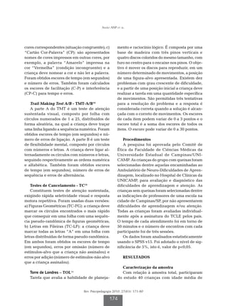 Simão ANP et al.




cores correspondentes (situação congruente); c)       mento e raciocínio lógico. É composta por uma
“Cartão Cor-Palavra” (CP): são apresentados           base de madeira com três pinos verticais e
nomes de cores impressos em outras cores, por         quatro discos coloridos do mesmo tamanho, com
exemplo, a palavra “Amarelo” impressa na              furo no centro para o encaixe nos pinos. O obje-
cor “Vermelha” (condição incongruente) e a            tivo é mover os discos para reproduzir, em um
criança deve nomear a cor e não ler a palavra.        número determinado de movimentos, a posição
Foram obtidos escores de tempo (em segundos)          de uma figura-alvo apresentada. Existem dez
e número de erros. Também foram calculados            problemas com grau crescente de dificuldade,
os escores de facilitação (C-P) e interferência       e a partir de uma posição inicial a criança deve
(CP-C) para tempo e erros.                            realizar a tarefa em uma quantidade específica
                                                      de movimentos. São permitidas três tentativas
   Trail Making Test A/B - TMT-A/B14                  para a resolução do problema e a resposta é
   A parte A do TMT é um teste de atenção             considerada correta quando a solução é alcan-
sustentada visual, composto por folha com             çada com o correto de movimentos. Os escores
círculos numerados de 1 a 25, distribuídos de         de cada item podem variar de 0 a 3 pontos e o
forma aleatória, na qual a criança deve traçar        escore total é a soma dos escores de todos os
uma linha ligando a sequência numérica. Foram         itens. O escore pode variar de 0 a 30 pontos.
obtidos escores de tempo (em segundos) e nú-
mero de erros de ligação. A parte B é um teste            Procedimentos
de flexibilidade mental, composto por círculos            A pesquisa foi aprovada pelo Comitê de
com números e letras. A criança deve ligar al-        Ética da Faculdade de Ciências Médicas da
ternadamente os círculos com números e letras,        Universidade Estadual de Campinas/UNI-
seguindo respectivamente as ordens numérica           CAMP. As crianças do grupo com queixas foram
e alfabética. Também foram obtidos escores            selecionadas dentre aquelas encaminhadas ao
de tempo (em segundos), número de erros de            Ambulatório de Neuro-Dificuldades de Apren-
sequência e erros de alternância.                     dizagem, localizado no Hospital de Clínicas da
                                                      UNICAMP, para avaliação e diagnóstico das
    Testes de Cancelamento - TC14                     dificuldades de aprendizagem e atenção. As
    Constituem testes de atenção sustentada,          crianças sem queixas foram selecionadas dentre
exigindo rápida seletividade visual e resposta        as indicações de professores de uma escola na
motora repetitiva. Foram usadas duas versões:         cidade de Campinas/SP, por não apresentarem
a) Figuras Geométricas (TC-FG): a criança deve        dificuldades de aprendizagem e/ou atenção.
marcar os círculos encontrados o mais rápido          Todas as crianças foram avaliadas individual-
que conseguir em uma folha com uma sequên-            mente após a assinatura do TCLE pelos pais.
cia pseudo-randômica de figuras geométricas;          O tempo de cada atendimento foi em torno de
b) Letras em Fileiras (TC-LF): a criança deve         50 minutos e o número de encontros com cada
marcar todas as letras “A” em uma folha com           participante foi de três sessões.
letras distribuídas de forma pseudo-randômica.            Os dados foram analisados estatisticamente
Em ambos foram obtidos os escores de tempo            usando o SPSS v15. Foi adotado o nível de sig-
(em segundos), erros por omissão (número de           nificância de 5%, isto é, valor de p0,05.
estímulos-alvo que a criança não assinalou) e
erros por adição (número de estímulos-não alvo            RESULTADOS
que a criança assinalou).
                                                        Caracterização da amostra
   Torre de Londres – TOL14                             Com relação à amostra total, participaram
   Tarefa que avalia a habilidade de planeja-         do estudo 40 crianças com idade média de


                                Rev. Psicopedagogia 2010; 27(83): 171-80

                                                 174
 