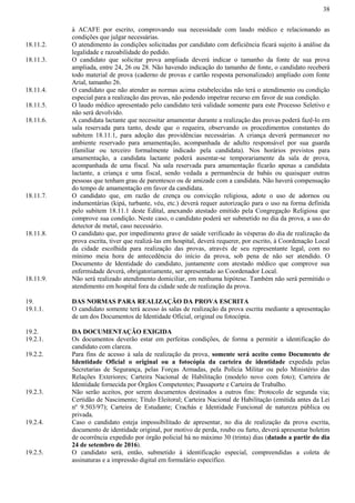 38
à ACAFE por escrito, comprovando sua necessidade com laudo médico e relacionando as
condições que julgar necessárias.
18.11.2. O atendimento às condições solicitadas por candidato com deficiência ficará sujeito à análise da
legalidade e razoabilidade do pedido.
18.11.3. O candidato que solicitar prova ampliada deverá indicar o tamanho da fonte de sua prova
ampliada, entre 24, 26 ou 28. Não havendo indicação do tamanho de fonte, o candidato receberá
todo material de prova (caderno de provas e cartão resposta personalizado) ampliado com fonte
Arial, tamanho 26.
18.11.4. O candidato que não atender as normas acima estabelecidas não terá o atendimento ou condição
especial para a realização das provas, não podendo impetrar recurso em favor de sua condição.
18.11.5. O laudo médico apresentado pelo candidato terá validade somente para este Processo Seletivo e
não será devolvido.
18.11.6. A candidata lactante que necessitar amamentar durante a realização das provas poderá fazê-lo em
sala reservada para tanto, desde que o requeira, observando os procedimentos constantes do
subitem 18.11.1, para adoção das providências necessárias. A criança deverá permanecer no
ambiente reservado para amamentação, acompanhada de adulto responsável por sua guarda
(familiar ou terceiro formalmente indicado pela candidata). Nos horários previstos para
amamentação, a candidata lactante poderá ausentar-se temporariamente da sala de prova,
acompanhada de uma fiscal. Na sala reservada para amamentação ficarão apenas a candidata
lactante, a criança e uma fiscal, sendo vedada a permanência de babás ou quaisquer outras
pessoas que tenham grau de parentesco ou de amizade com a candidata. Não haverá compensação
do tempo de amamentação em favor da candidata.
18.11.7. O candidato que, em razão de crença ou convicção religiosa, adote o uso de adornos ou
indumentárias (kipá, turbante, véu, etc.) deverá requer autorização para o uso na forma definida
pelo subitem 18.11.1 deste Edital, anexando atestado emitido pela Congregação Religiosa que
comprove sua condição. Neste caso, o candidato poderá ser submetido no dia da prova, a uso do
detector de metal, caso necessário.
18.11.8. O candidato que, por impedimento grave de saúde verificado às vésperas do dia de realização da
prova escrita, tiver que realizá-las em hospital, deverá requerer, por escrito, à Coordenação Local
da cidade escolhida para realização das provas, através de seu representante legal, com no
mínimo meia hora de antecedência do início da prova, sob pena de não ser atendido. O
Documento de Identidade do candidato, juntamente com atestado médico que comprove sua
enfermidade deverá, obrigatoriamente, ser apresentado ao Coordenador Local.
18.11.9. Não será realizado atendimento domiciliar, em nenhuma hipótese. Também não será permitido o
atendimento em hospital fora da cidade sede de realização da prova.
19. DAS NORMAS PARA REALIZAÇÃO DA PROVA ESCRITA
19.1.1. O candidato somente terá acesso às salas de realização da prova escrita mediante a apresentação
de um dos Documentos de Identidade Oficial, original ou fotocópia.
19.2. DA DOCUMENTAÇÃO EXIGIDA
19.2.1. Os documentos deverão estar em perfeitas condições, de forma a permitir a identificação do
candidato com clareza.
19.2.2. Para fins de acesso à sala de realização da prova, somente será aceito como Documento de
Identidade Oficial o original ou a fotocópia da carteira de identidade expedida pelas
Secretarias de Segurança, pelas Forças Armadas, pela Polícia Militar ou pelo Ministério das
Relações Exteriores; Carteira Nacional de Habilitação (modelo novo com foto); Carteira de
Identidade fornecida por Órgãos Competentes; Passaporte e Carteira de Trabalho.
19.2.3. Não serão aceitos, por serem documentos destinados a outros fins: Protocolo de segunda via;
Certidão de Nascimento; Título Eleitoral; Carteira Nacional de Habilitação (emitida antes da Lei
nº 9.503/97); Carteira de Estudante; Crachás e Identidade Funcional de natureza pública ou
privada.
19.2.4. Caso o candidato esteja impossibilitado de apresentar, no dia de realização da prova escrita,
documento de identidade original, por motivo de perda, roubo ou furto, deverá apresentar boletim
de ocorrência expedido por órgão policial há no máximo 30 (trinta) dias (datado a partir do dia
24 de setembro de 2016).
19.2.5. O candidato será, então, submetido à identificação especial, compreendidas a coleta de
assinaturas e a impressão digital em formulário específico.
 