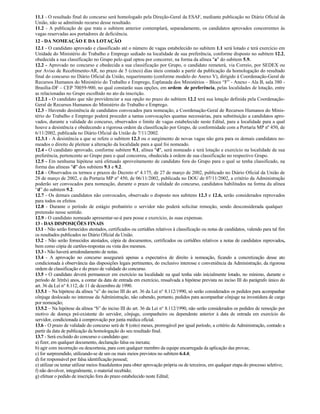 11.1 - O resultado final do concurso será homologado pela Direção-Geral da ESAF, mediante publicação no Diário Oficial da
União, não se admitindo recurso desse resultado.
11.2 - A publicação de que trata o subitem anterior contemplará, separadamente, os candidatos aprovados concorrentes às
vagas reservadas aos portadores de deficiência.
12 - DA NOMEAÇÃO E DA LOTAÇÃO
12.1 - O candidato aprovado e classificado até o número de vagas estabelecido no subitem 1.1 será lotado e terá exercício em
Unidade do Ministério do Trabalho e Emprego sediado na localidade de sua preferência, conforme disposto no subitem 12.2,
obedecida a sua classificação no Grupo pelo qual optou por concorrer, na forma da alínea "a" do subitem 5.9.
12.2 - Aprovado no concurso e obedecida a sua classificação por Grupo, o candidato remeterá, via Correio, por SEDEX ou
por Aviso de Recebimento-AR, no prazo de 5 (cinco) dias úteis contado a partir da publicação da homologação do resultado
final do concurso no Diário Oficial da União, requerimento (conforme modelo do Anexo V), dirigido à Coordenação-Geral de
Recursos Humanos do Ministério do Trabalho e Emprego, Esplanada dos Ministérios – Bloco “F” - Anexo - Ala B, sala 380 -
Brasília-DF – CEP 70059-900, no qual constarão suas opções, em ordem de preferência, pelas localidades de lotação, entre
as relacionadas no Grupo escolhido no ato da inscrição.
12.2.1 - O candidato que não providenciar a sua opção no prazo do subitem 12.2 terá sua lotação definida pela Coordenação-
Geral de Recursos Humanos do Ministério do Trabalho e Emprego.
12.3 - Havendo desistência de candidatos convocados para nomeação, a Coordenação-Geral de Recursos Humanos do Minis-
tério do Trabalho e Emprego poderá proceder a tantas convocações quantas necessárias, para substituição a candidatos apro-
vados, durante a validade do concurso, observados o limite de vagas estabelecido neste Edital, para a localidade para a qual
houve a desistência e obedecendo a rigorosa ordem da classificação por Grupo, de conformidade com a Portaria MP nº 450, de
6/11/2002, publicada no Diário Oficial da União de 7/11/2002.
12.3.1 - A desistência a que se refere o subitem 12.3 ou o surgimento de novas vagas não gera para os demais candidatos no-
meados o direito de pleitear a alteração da localidade para a qual foi nomeado.
12.4 - O candidato aprovado, conforme subitem 9.1, alínea "d", será nomeado e terá lotação e exercício na localidade de sua
preferência, pertencente ao Grupo para o qual concorreu, obedecida à ordem de sua classificação no respectivo Grupo.
12.5 - Em nenhuma hipótese será efetuado aproveitamento de candidato fora do Grupo para o qual se tenha classificado, na
forma das alíneas "d" dos subitens 9.1 e 9.2.
12.6 - Observados os termos e prazos do Decreto nº 4.175, de 27 de março de 2002, publicado no Diário Oficial da União de
28 de março de 2002, e da Portaria MP nº 450, de 06/11/2002, publicada no DOU de 07/11/2002, a critério da Administração
poderão ser convocados para nomeação, durante o prazo de validade do concurso, candidatos habilitados na forma da alínea
“d” do subitem 9.2.
12.7 - Os demais candidatos não convocados, observado o disposto nos subitens 12.3 e 12.6, serão considerados reprovados
para todos os efeitos.
12.8 - Durante o período de estágio probatório o servidor não poderá solicitar remoção, sendo desconsiderada qualquer
pretensão nesse sentido.
12.9 - O candidato nomeado apresentar-se-á para posse e exercício, às suas expensas.
13 - DAS DISPOSIÇÕES FINAIS
13.1 - Não serão fornecidos atestados, certificados ou certidões relativos à classificação ou notas de candidatos, valendo para tal fim
os resultados publicados no Diário Oficial da União.
13.2 - Não serão fornecidos atestados, cópia de documentos, certificados ou certidões relativos a notas de candidatos reprovados,
bem como cópia de cartões-respostas ou vista dos mesmos.
13.3 - Não haverá arredondamento de notas.
13.4 - A aprovação no concurso assegurará apenas a expectativa de direito à nomeação, ficando a concretização desse ato
condicionada à observância das disposições legais pertinentes, do exclusivo interesse e conveniência da Administração, da rigorosa
ordem de classificação e do prazo de validade do concurso.
13.5 - O candidato deverá permanecer em exercício na localidade na qual tenha sido inicialmente lotado, no mínimo, durante o
período de 3(três) anos, a contar da data de entrada em exercício, ressalvada a hipótese prevista no inciso III do parágrafo único do
art. 36 da Lei n° 8.112, de 11 de dezembro de 1990.
13.5.1 – Na hipótese da alínea “a” do inciso III do art. 36 da Lei n° 8.112/1990, só serão considerados os pedidos para acompanhar
cônjuge deslocado no interesse da Administração, não cabendo, portanto, pedidos para acompanhar cônjuge na investidura de cargo
por nomeação;
13.5.2 – Na hipótese da alínea “b” do inciso III do art. 36 da Lei n° 8.112/1990, não serão considerados os pedidos de remoção por
motivo de doença pré-existente do servidor, cônjuge, companheiro ou dependente anterior à data de entrada em exercício do
servidor, condicionada à comprovação por junta médica oficial.
13.6 - O prazo de validade do concurso será de 8 (oito) meses, prorrogável por igual período, a critério da Administração, contado a
partir da data de publicação da homologação do seu resultado final.
13.7 - Será excluído do concurso o candidato que:
a) fizer, em qualquer documento, declaração falsa ou inexata;
b) agir com incorreção ou descortesia, para com qualquer membro da equipe encarregada da aplicação das provas;
c) for surpreendido, utilizando-se de um ou mais meios previstos no subitem 6.4.4;
d) for responsável por falsa identificação pessoal;
e) utilizar ou tentar utilizar meios fraudulentos para obter aprovação própria ou de terceiros, em qualquer etapa do processo seletivo;
f) não devolver, integralmente, o material recebido;
g) efetuar o pedido de inscrição fora do prazo estabelecido neste Edital;
 