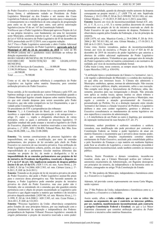 Pernambuco , 30 de Dezembro de 2019 • Diário Oficial dos Municípios do Estado de Pernambuco • ANO XI | Nº 2489
www.diariomunicipal.com.br/amupe 132
do Poder Executivo a iniciativa dessas leis e sua posterior alteração.
Dessa forma, é sabidamente vedado ao Presidente do Poder
Legislativo Municipal ou dos Estados e até mesmo das Casas
Legislativas Federais a edição de qualquer decreto para a transposição
e remanejamento ou a transferência de uma categoria de programação
para outra ou de um órgão para outro, sem prévia autorização
legislativa (inciso VI do art. 167 da Constituição Federal).
Verifica-se que o Poder Legislativo Municipal aprovou Projeto de Lei
se sua própria iniciativa, com fundamento em uma lei inexistente
neste Município, conforme exporto no art. 1º, do autógrafo ao Projeto
de Lei nº 024 de iniciativa do Poder Legislativo de 03 de dezembro de
2019, protocolado em 05/12/2019, com a seguinte redação:
Art.1º Fica o Poder Legislativo autorizado a abrir Crédito Adicional
Suplementar ao orçamento do Poder Legislativo, aprovado pela Lei
Municipal nº 685 de 24 de novembro de 2018 no valor de R$
80.500,00 (oitenta mil e quinhentos reais) destinado ao reforço da
dotação orçamentária abaixo:
00100 CAMARA MUNICIPAL DE TUPANATINGA
0103100012.002 MANUTENÇÃO DO LEGISLATIVO
MUNICIPAL
3.3.90.35.49 Serviços de Consultoria …… 18.000,00
3.3.90.39.49Outros Serviços de Terceiros - Pessoa Jurídica
............60.500,00
Total .................. 78.500,00
Como se vê, não há qualquer referência à competência do Poder
Legislativo em legislar sobre matéria financeira, pois constitui
atribuição privativa do Poder Executivo.
Nesse sentido, já foi reconhecido por outros Tribunais e pelo STF, em
hipótese análoga a que se apresenta, a inconstitucionalidade quando a
Câmara Municipal legislar criando despesas sobre matéria financeira,
eis que está criando despesas para serem assumidas pelo Poder
Executivo, que não estão compatíveis na Lei Orçamentária, o que é
vedado pelas Constituições Federal.
Os precedentes do STF e jurisprudências dos tribunais:
Ementa: “(...) A Constituição do Brasil, ao conferir aos Estados-
membros a capacidade de auto-reorganização e de autogoverno ---
artigo 25, caput ---, impõe a obrigatória observância de vários
princípios, entre os quais o pertinente ao processo legislativo. O
legislador estadual não pode usurpar a iniciativa legislativa do Chefe
do Executivo, dispondo sobre as matérias reservadas a essa iniciativa
privativa. (...)” (STF, ADI 1.594-RN, Tribunal Pleno, Rel. Min. Eros
Grau, 04-06-2008, v.u., DJe 22-08-2008)
Ementa: “As normas constitucionais de processo legislativo não
impossibilitam, em regra, a modificação, por meio de emendas
parlamentares, dos projetos de lei enviados pelo chefe do Poder
Executivo no exercício de sua iniciativa privativa. Essa atribuição do
Poder Legislativo brasileiro esbarra, porém, em duas limitações: a) a
impossibilidade de o parlamento veicular matérias diferentes das
versadas no projeto de lei, de modo a desfigurá-lo; e b) a
impossibilidade de as emendas parlamentares aos projetos de lei
de iniciativa do Presidente da República, ressalvado o disposto no
§ 3º e no § 4º do art. 166, implicarem aumento de despesa pública
(inciso I do art. 63 da CF). (ADI 3.114, rel. min. Ayres Britto, j. 24-
8-2005, P, DJ de 7-4-2006| ADI 2.583, rel. min. Cármen Lúcia, j. 1º-
8-2011, P, DJE de 26-8-2011)
Ementa: Tratando-se de projeto de lei de iniciativa privativa do chefe
do Poder Executivo, não pode o Poder Legislativo assinar-lhe prazo
para o exercício dessa prerrogativa sua. Não havendo aumento de
despesa, o Poder Legislativo pode emendar projeto de iniciativa
privativa do chefe do Poder Executivo, mas esse poder não é
ilimitado, não se estendendo ele a emendas que não guardem estreita
pertinência com o objeto do projeto encaminhado ao Legislativo pelo
Executivo e que digam respeito a matéria que também é da iniciativa
privativa daquela autoridade. [ADI 546, rel. min. Moreira Alves, j. 11-
3-1999, P, DJ de 14-4-2000.]= ADI 2.305, rel. min. Cezar Peluso, j.
30-6-2011, P, DJE de 5-8-2011
Ementa: “Processo legislativo da União: observância compulsória
pelos Estados de seus princípios básicos, por sua implicação com o
princípio fundamental da separação e independência dos Poderes:
jurisprudência do Supremo Tribunal. Processo legislativo: emenda de
origem parlamentar a projeto de iniciativa reservada a outro poder:
inconstitucionalidade, quando da alteração resulte aumento da despesa
consequente ao projeto inicial (...)”. (ADI 774, rel. min. Sepúlveda
Pertence, j. 10-12-1998, P, DJ de 26-2-1999/RE 745.811 RG, rel. min.
Gilmar Mendes, j. 17-10-2013, P, DJE de 6-11-2013, tema 686)
Ementa: Incorre em vício de inconstitucionalidade formal (CF, arts.
61, § 1º, II, a e c, e 63, I) a norma jurídica decorrente de emenda
parlamentar em projeto de lei de iniciativa reservada ao chefe do
Poder Executivo de que resulte aumento de despesa. Parâmetro de
observância cogente pelos Estados da Federação, à luz do princípio da
simetria.
[ADI 2.079, rel. min. Maurício Corrêa, j. 29-4-2004, P, DJ de 18-6-
2004.]= RE 745.811 RG, rel. min. Gilmar Mendes, j. 17-10-2013, P,
DJE de 6-11-2013, Tema 686
Como visto, ilustres vereadores, padece de inconstitucionalidade
formal, por vício de iniciativa, o Projeto de Lei nº 024 de 03 de
dezembro de 2019 de iniciativa do poder legislativo que autoriza a
abertura de crédito adicional suplementar do Poder Legislativo
aprovado pelos senhores. Vislumbra-se que, quaisquer atos de imisção
do Poder Legislativo sobre tal matéria contaminará o ato normativo de
nulidade, por vício de inconstitucionalidade formal.
Calha trazer à tona, nesse contexto, as sempre atuais lições de Hely
Lopes Meirelles (1993, p. 438/439):
"A atribuição típica e predominante da Câmara é a 'normativa', isto é,
a de regular a administração do Município e a conduta dos munícipes,
no que afeta aos interesses locais. A Câmara não administra o
Município; estabelece, apenas, normas de administração. Não executa
obras e serviços públicos; dispõe, unicamente, sobre a sua execução.
Não compõe nem dirige o funcionalismo da Prefeitura; edita, tão-
somente, preceitos para sua reorganização e direção. Não arrecada
nem aplica as rendas locais; apenas institui ou altera tributos e
autoriza sua arrecadação e aplicação. Não governa o Município; mas
regula e controla a atuação governamental do Executivo,
personalizado no Prefeito. Eis aí a distinção marcante entre missão
'normativa' da Câmara e a função 'executiva' do Prefeito; o Legislativo
delibera e atua com caráter regulatório, genérico e abstrato; o
Executivo consubstancia os mandamentos da norma legislativa em
atos específicos e concretos de administração.
(...) A interferência de um Poder no outro é ilegítima, por atentatória
da separação institucional de suas funções (CF, art. 2º).
Entretanto, senhor presidente e senhores vereadores e senhora
vereadora, essa modificação não pode prevalecer por contrariar a
Constituição Federal, ao limitar o poder legislativo de atuar em
matéria financeira e orçamentária que é privativa desse mesmo poder,
eis que remanejar dotações orçamentária constitui matéria
estritamente do Poder Executivo, auxiliado pela contabilidade pública
e pelo Secretário de Finanças e cuja matéria em nenhuma hipótese
pode ficar ao alvedrio do Legislativo, e assim a alteração procedida é
manifestamente inconstitucional, sendo também contrário ao interesse
público.
Todavia, Ilustre Presidente e demais vereadores, incumbe-me
ressaltar, ainda, que a Câmara Municipal acabou por vulnerar a
autonomia orçamentária da Administração, em flagrante desrespeito
aos princípios da simetria, da independência e da harmonia entre os
Poderes, consagrados no artigo 79 da Constituição do Estado:
Art. 79. São poderes do Município, independentes e harmônicos entre
si, o Executivo e o Legislativo.
Ademais, tal previsão consta expressamente em nossa Carta Magna,
senão vejamos:
Art. 2º São Poderes da União, independentes e harmônicos entre si, o
Legislativo, o Executivo e o Judiciário.
Assim sendo, aflora a toda evidência que o veto se refere tão
somente ao argumento de que é contrário ao interesse público,
por ser, também, manifestamente inconstitucional, pois contraria
a própria Constituição Federal e Estadual, eis que a Lei Maior
determina claramente que constitui atribuição privativa do Poder
Executivo a iniciativa sobre matérias financeiras.
 