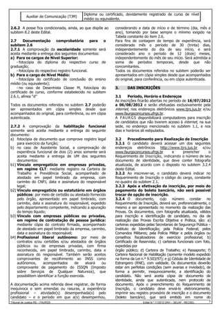 Auxiliar de Comunicação (TJM)

Diploma ou certificado, devidamente registrado de curso de nível
médio ou equivalente.

2.6.2 A posse fica condicionada, ainda, ao que dispõe ao
subitem 8.2 deste Edital.
2.7
Documentação
comprobatória
para
o
subitem 2.6
2.7.1 A comprovação da escolaridade somente será
aceita mediante a entrega dos seguintes documentos:
a) Para os cargos de Nível Superior:
- fotocópia do diploma do respectivo curso de
graduação;
- fotocópia do respectivo registro funcional.
b) Para o cargo de Nível Médio:
- fotocópia do certificado de conclusão do ensino
médio (ou equivalente);
- no caso de Desenhista Classe M, fotocópia do
certificado de curso, conforme estabelecido no subitem
2.6.1, alínea “d”
Todos os documentos referidos no subitem 2.7 poderão
ser apresentados em cópia simples desde que
acompanhados do original, para conferência, ou em cópia
autenticada.
2.7.2 A comprovação da habilitação funcional
somente será aceita mediante a entrega do seguinte
documento:
a) fotocópia de documento que comprove registro legal
para exercício da função;
b) no caso de Assistente Social, a comprovação de
experiência funcional de dois (2) anos somente será
aceita mediante a entrega de UM dos seguintes
documentos:
b1) Vínculo empregatício em empresas privadas,
em regime CLT: mediante registro na Carteira de
Trabalho e Previdência Social, acompanhado de
atestado em papel timbrado da empresa, com
carimbo do CNPJ, data e assinatura do responsável
legal;
b2) Vínculo empregatício ou estatutário em órgãos
públicos: por meio de certidão ou atestado fornecido
pelo órgão, apresentado em papel timbrado, com
carimbo, data e assinatura do responsável, expedido
pelo departamento competente, indicando a apuração
do tempo líquido;
b3) Vínculo com empresas públicas ou privadas,
em regime de contratação de pessoa jurídica:
mediante cópia do contrato firmado, acompanhado
de atestado em papel timbrado da empresa, carimbo,
data e assinatura do responsável;
b4) Profissional liberal autônomo: por meio de
contratos e/ou certidões e/ou atestados de órgãos
públicos ou de empresas privadas, com firma
reconhecida, em papel timbrado, carimbo, data e
assinatura do responsável. Também serão aceitos
comprovantes de recolhimento ao INSS como
autônomos,
acompanhados
de
alvará
ou
comprovante de pagamento do ISSQN (Imposto
sobre Serviços de Qualquer Natureza), que
possibilitem identificar a função exercida.
A documentação acima referida deve registrar, de forma
inequívoca e sem emendas ou rasuras, a experiência
profissional – atividade(s) desempenhada(s) pelo
candidato – e o período em que a(s) desempenhou,
Tribunal de Justiça RS – FAURGS

considerando a data de início e de término (dia, mês e
ano), tomando por base sempre o mínimo exigido na
Tabela constante do item 2.6.
Para fins de contagem de tempo de experiência, será
considerado mês o período de 30 (trinta) dias,
independentemente do dia de seu início, e será
considerado ano o período de 12 (doze) meses,
independentemente do mês de seu início. Será admitida a
soma de períodos temporais, desde que não
concomitantes.
Todos os documentos referidos no subitem poderão ser
apresentados em cópia simples desde que acompanhados
do original, para conferência, ou em cópia autenticada.
3.

DAS INSCRIÇÕES

3.1
Período, Horário e Endereços
As inscrições ficarão abertas no período de 16/07/2012
a 06/08/2012 e serão efetuadas exclusivamente pela
internet, nos endereços eletrônicos www.tjrs.jus.br e/ou
www.faurgsconcursos.ufrgs.br.
A F A U R G S disponibilizará computadores para inscrição
de candidatos que não tiverem acesso à internet, na sua
sede, no endereço mencionado no subitem 1.1, e nos
dias e horários ali estipulados.
3.2
Procedimento para Realização de Inscrição
3.2.1 O candidato deverá acessar um dos seguintes
endereços eletrônicos http://www.tjrs.jus.br e/ou
www.faurgsconcursos.ufrgs.br
e
preencher
o
Requerimento de Inscrição, indicando o número de seu
documento de identidade, que deve conter fotografia
atualizada, de acordo com o disposto no subitem 3.2.4
deste Edital.
3.2.2 Ao inscrever-se, o candidato deverá indicar no
Requerimento de Inscrição o código do cargo, constante
no quadro do subitem 2.1.
3.2.3 Após a efetivação da inscrição, por meio do
pagamento do boleto bancário, não será possível
trocar de opção de inscrição.
3.2.4 O documento, cujo número constar no
Requerimento de Inscrição, deverá ser, preferencialmente, o
mesmo a ser apresentado no momento da realização das
Provas. Os documentos, com fotografia atualizada, válidos
para inscrição e identificação de candidato, no dia de
realização das Provas Escrita Objetiva e Prática, são: a)
carteiras expedidas pelas Secretarias de Segurança Pública –
Instituto de Identificação; pela Polícia Federal; pelos
Comandos Militares; pela Polícia Militar e pelos órgãos ou
conselhos fiscalizadores de exercício profissional; b)
Certificado de Reservista; c) carteiras funcionais com foto,
expedidas por
órgão público; d) Carteira de Trabalho; e) Passaporte; f)
Carteira Nacional de Habilitação (somente modelo expedido
na forma da Lei n.º 9.503/97); e g) Cédula de Identidade de
Estrangeiro (RNE), com validade. Os documentos deverão
estar em perfeitas condições (sem avarias e inviolado), de
forma a permitir, inequivocamente, a identificação do
candidato. Não será aceita cópia de documento de
identidade, ainda que autenticada, nem protocolo de
documento. Após o preenchimento do Requerimento de
Inscrição, o candidato deve enviá-lo eletronicamente,
imprimir seu registro provisório de inscrição e o documento
(boleto bancário), que será emitido em nome do
Edital N.º 11/2012 DRH – SELAP - RECSEL

7

 