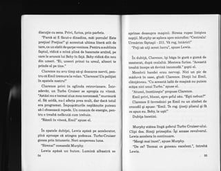 discutie cu sens. Privi, furios; prin parbriz.
'?arci ai fi fAcut-o dinadins, mii porcule! Este
pretios! Prelios!" qi accentud ultima literd atit de
tare, ca un sisiit de garpe veninos. Pentm a sublinia
faptul, ridici o mind plind de bancnote arzind, pe
care le aruncdlui Boby in fd!e. Boby ridicd din nou
din umeri. 'Ei, uneori prinzi tu ursul, alteori te
prinde el pe tine."
Clarence nu avu timp s6-qi descarce nervii, p€tr-
tru ci Emil tremura la volan. "Clarence! Un polilist
in spatele nostru!"
Clarence privi in oglinda retrovizoare, intr-
adevir, un Trrbo Cruiser se apropia cu vitez6.
"Ast6zi nu e tocmai ziua mea norocoasi."murmurd
el. Sd ucid6, nu-l afecta prea mult, dar dac[ totul
era programat. impuqcaturile neplinuite puteau
s6-l oboseascA repede. Un consum de energie, pen-
tru o treab6 nefhcutd cum trebuie.
"Rimii in vitezi, Emil" spuse el.
in spatele dubilei, Lewis apds6 pe accelerator,
pind. aproape ci atingea podeaua. Ttrrbo-Cruiser
gonea prin intuneric. Nori acopereau luna.
"Sirena!" comand6. Murphy.
Lewis apdsl un buton. Lumind albastri se
54
aprinse deasupra maginii. Sirena rupse liniqtea
noplii. Murphy se apleca spre microfon: "Centrala!
Urmdrim fdptaqii ''2L1. Va rog, intdriri!"
'?o!i sd uili acest lucru", spuse Lewis.
in dubifa, Clarence, iqi bdga in gurd o gumi de
mestecat, dupi cealalti. Mesteca furios. "Aceastd
treab6 incepe s6 devini incomodl." qopti el.
Membrii bandei erau nervoqi. Nici un pic de
miduvi in oase, gindi Clarence. Dinlii lui EmiI,
clenleneau. "Cu aceastd lad6 de magind nu putem
scdpa nici unui Trrbo." sPuse el.
"Atunci, incetineqte" propuse Clarence.
Emil privi, blocat, spre geful s6u. "Egti nebun?"
Clarence il invrednici pe Emil cu un zimbet de
crocodil gi spuse: "Emil. Te rog. lineli pliscul gi fi
ce spun eu. Boby, la uq6!"
Dubi$a incetini.
Murphy stitea lingi goferul TUrbo Cruiser'ului.
Clipi des. Simli primejdia. iEi scoase 'revolverul.
Lewis accelera in continuare.
"Mergi mai incet", sPuse MurPhY.
"De ce? Tbcmai .ce goneanr excelent.", intrebd
Lewis'
sb
 