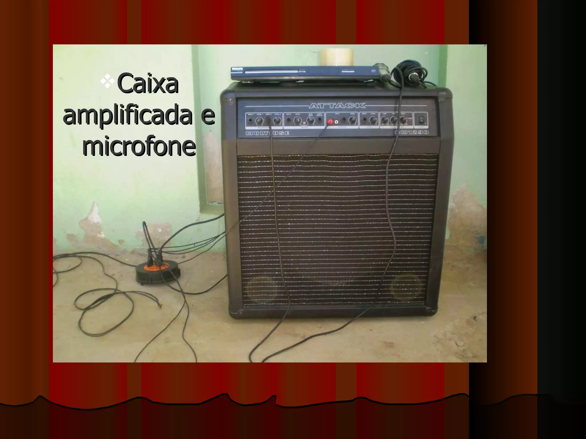 Caixa amplificada e microfone
