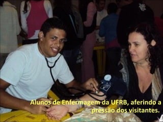 Alunos de Enfermagem da UFRB, aferindo a pressão dos visitantes.   
