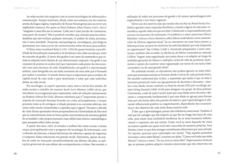 As redes sociais não surgiram com as novas tecnologias de informação e
comunicação. Sempre existiram, afinal, como nos ensinou um dos maiores
poetas da língua inglesa, inspirado r de Ernest Hemingway para escrever seu
esplêndido romance Por quem os Sinos Dobram, Iohn Donne (1572-1631):
"ninguém é uma ilha em si mesmo. Cada um é uma porção do continente,
uma parte do oceano". Não é possível conceber que existam pessoas indivi-
dualistas que não tenham qualquer interação. A análise de redes, portanto,
não é uma novidade. Pesquisas antropológicas, sociológicas, psicológicas
apresentam um vasto acervo de conhecimentos sobre técnicas para análise.
O físico suíço Leonhard Euler (1707-1783) foi quem levantou a possibi-
lidade de formalização matemática do fenômeno das redes sociais por meio
do conceito de grafos. A teoria dos grafos é um ramo da matemática que es-
tuda as relações entre objetos de um determinado conjunto. Um grafo é um
conjunto de pontos ou nodos (nó) que representa cada ponto da intercone-
xão com uma estrutura de rede. Simplificando, um grafo é a representação
estática, uma fotografia em um dado momento de uma rede que é formada
por nodos e conexões. O estudo desses laços é importante para a análise do
capital social de cada no do e para determinar o valor que cada indivíduo
detém na rede social.
Em sociologia, os experts apontam como marco inicial dos estudos de
redes sociais o trabalho do romeno Iacob Levy Moreno (1889-1974), que
introduziu os sociogramas para representar redes de relações interpessoais
na Hudson School for Girls. Moreno salientava que é "importante pensar a
respeito da interação humana levando em conta, principalmente, o tempo
presente; trata-se de averiguar a relação presente e as correntes afetivas, tais
como estão sendo transmitidas e captadas aqui e agora". Durante a década
de 1930, foram apontados vários pesquisadores da Universidade de Harvard
que se concentraram mais na busca pelas características da estrutura global
da sociedade e não proporcionaram uma sólida base teórico-metodológica
para pesquisa sobre redes sociais.
A partir dos anos 1970, os estudos e análises das redes sociais criaram
corpo, principalmente com o progresso da tecnologia da informação, com
o advento da Internet, o desenvolvimento de softwares capazes de organizar
e computar dados relacionais em grande escala. Entretanto, apesar da aná-
lise de redes ter avançado consideravelmente nas últimas décadas, as apli-
cações gerenciais de suas ideias não acompanharam o ritmo. Nas escolas, a
86
Capo 1ü • Rede Social. urna fon:2 allaci,s da Edu-; 21,.2103.0
utilização de redes nos processos de gestão e de ensino-aprendizagem está
engatinhando e em ritmo vagaroso.
Talvez um dos motivos seja que muitas das escolas no Brasil foram fun-
dadas e geridas como empresas familiares, criando a figura do educador ca-
rismático, aquela visão em que um líder é idolatrado e responsabilizado pelo
sucesso ou insucesso da instituição. O acadêmico e autor americano Henry
Mintzber criticou o foco obsessivo sobre líderes individuais como sustentá-
culos da eficácia organizacional: "ao se concentrar em uma única pessoa, a
liderança torna-se parte da síndrome da individualidade que está solapando
as organizações". [im Collins (1958-), renomado pesquisador e autor ame-
ricano, também não acredita na eficiência de líderes carismáticos, assinala
Collins: "erguer uma organização que possa durar e se adaptar ao longo de
múltiplas gerações de líderes e múltiplos ciclos de vida de produtos; exata-
mente o oposto de construir uma organização em torno de um único líder
carismático ou de uma grande ídeía"
No ambiente escolar, os educadores não podem ignorar as redes infor-
mais que automaticamente se formam desde o início de cada período letivo.
No modelo tradicional face to face, a impressão que tenho é que se trata o
encontro presencial como um agrupamento de docentes e discentes - simi-
lar a uma díade, termo cunhado no final do século XIX pelo sociólogo ale-
mão Georg Simmel (1858-1918) para designar um grupo de duas pessoas.
Certamente, a sala de aula é muito mais que uma díade entre docente e dis-
cente; a compreensão fundamental é que essa díade se agrupa para formar
teias que vão muito além das paredes escolares e que a aprendizagem é alta-
mente influenciada positiva ou negativamente, dependendo das caracterís-
ticas e dos objetivos de cada nodo dessa enorme rede.
É fato que a aprendizagem possui alta influência emocional. Também é
real que há contágio que diz respeito ao que flui ao longo dos laços de uma
rede, pois existe uma irrefutável tendência de os seres humanos influen-
ciarem e copiarem uns aos outros. Como você se sente depende de como
se sentem aqueles aos quais você está conectado de maneira próxima. Para
ilustrar, conta-se que dois monges caminhavam silenciosos por uma estrada.
De repente, pararam para contemplar um riacho: "Veja aqueles peixinhos
dourados, como estão felizes", comenta um deles. "Como você sabe que estão
felizes?", retruca o outro. "Eu sei, pois eu estou feliz". Experimentos indicam
que as pessoas podem adquirir estados emocionais que elas observam em
87
 