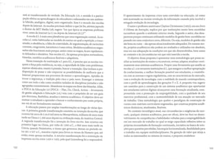 está se transformando de verdade. Na Educação 3.0, o sentido é a partici-
pação efetiva na aprendizagem de educadores e educandos em um ambien-
te híbrido, analógico, digital, auto-organizado. Esse é o mundo das escolas
depois da Internet. As escolas precisam definir o que [oi Ito, ativista japonês
e diretor do MIT Media Lab, sugere: "em que época as empresas preferem
viver: antes da Internet (a.I.) ou depois da Internet (d.L)?"
A escola d.I. é mais uma plataforma que uma organização central. As es-
colas a.I. estão habituadas ao modelo de ensino no qual a repetição, a trans-
missão, a obediência, a falta de criatividade, de argumentação, de raciocínio
coerente, congruente, harmônico é uma rotina. Modelos acadêmicos enges-
sados não funcionam mais porque, assim corno os mapas, ficam rapidamen-
te defasados e obsoletos. Nas escolas d.I., há apenas princípios norteadores,
bússolas, modelos acadêmicos flexíveis e adaptáveis.
Nessa transição de instituição a.I. para d.I., é preciso que as escolas tro-
quem a força pela resiliência, ou seja, a capacidade de lidar com problemas,
superar obstáculos, resistir à pressão, buscar a transição. Que tenham a pre-
disposição de puxar e não empurrar as possibilidades de melhoria que a
Internet proporciona aos processos de ensino e aprendizagem. Aptidão de
trocar a segurança, a tradição pelo risco e pelo novo. Enxergar o sistema
como um todo e não corno modelos isolados de disciplinas juntadas e não
agrupadas coerentemente. Abandonar os mapas em favor das bússolas. Aliás,
o PDCA da Educação 3.0 (PDCA - Plan, Do, Check, Action - ferramenta
de gestão adaptada à Educação 3.0,) vem com o propósito de ser um guia
que direciona, flexibiliza, atualiza o sistema acadêmico. O objetivo deve ser
ensinar o estudante a aprender e buscar o conhecimento por conta própria,
em vez de ser formalmente ensinado.
A educação passou por amplas transformações ao longo de várias épo-
cas. A primeira grande transformação consistiu na invenção da escrita, que
ocorreu há cerca de 5 ou 6 mil anos na Mesopotâmia, milhares de anos mais
tarde na China e 1.500 anos depois na civilização maia, da América Central.
A segunda transformação foi a invenção do livro escrito. Isso ocorreu em
primeiro lugar na China, por volta de 1300 a.c., e 800 anos mais tarde na
Grécia, quando Peisistratos, o tirano que governou Atenas no período en-
tre 561 e 527 a.C; mandou copiar para livros os versos de Homero que, até
então, eram apenas recitados. A terceira transformação foi a reinvenção da
imprensa escrita entre 1450 e 1455, pela qual Gutemberg foi o responsável.
102
O aparecimento da imprensa criou urna convulsão na educação, tal corno
está ocorrendo na recente revolução da informação causada pela incrível e
estugada evolução da tecnologia.
O autor e professor americano Clayton Christensen (1952), em seu livro
O Dilema da Inovação, explica por que instituições muito bem-sucedidas
sucumbem quando o ambiente externo muda. Segundo o autor, elas desa-
parecem porque continuam utilizando modelos de gestão bem-sucedidos no
passado em urna conjuntura nova, diferente. Ou seja, modelos de gestão não
são bons ou ruins - são apenas situacionalmente adequados. Do mesmo mo-
do, projetos acadêmicos não podem ser avaliados e utilizados em absoluto,
mas em sua adequação às condições em que são desenvolvidos, bem corno
ao contexto e às circunstâncias em que está inserida a escola.
O objetivo dessa proposta é apresentar urna metodologia que possa au-
xiliar as instituições de ensino a reconstruir, revisar, adaptar, atualizar conti-
nuamente seus sistemas acadêmicos. Propor urna ferramenta que auxilie as
escolas a.I. a se tornarem instituições d.I., que assegure a melhor apropriação
do conhecimento, a melhor formação possível aos estudantes, a consistên-
cia com as normas e regras regulatórias, com as características do mercado,
com a evolução da tecnologia, com a realidade do mundo contemporâneo,
com o perfil de aprendizagem das gerações Y e Z. A proposta visa sugerir
um caminho para a construção de um sistema acadêmico que oportunize
aos estudantes nativos digitais alcançarem uma formação atualizada, com-
prometida com a promoção da empregabilidade, com a qualidade de seu
exercício profissional, com a sustentabilidade de sua atuação no mercado
de trabalho. Urna metodologia que quebre o paradigma de construção de
cursos com matrizes curriculares engessadas, que construa projetos acadê-
micos dinâmicos, atualizados, flexíveis.
No contexto tecnológico atual, nas circunstâncias e exigências do mer-
cado, qualquer sistema acadêmico, para ser eficaz, deve ter foco no desen-
volvimento de competências e habilidades voltadas para a empregabilidade
emum mercado de trabalho no qual se exige capacidade reflexiva sobre as
próprias necessidades de formação continuada, iniciativa na busca de solu-
ções para questões percebidas, hierarquia horizontalizada, flexibilidade para
o trabalho em equipes multidisciplinares. Na geração de valor que atinja a
todos os interessados no sistema de ensino, a proposta estabelece:
103
 