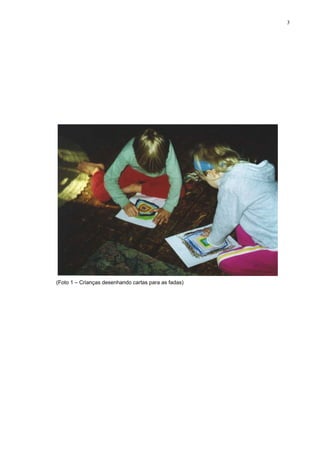 3
(Foto 1 – Crianças desenhando cartas para as fadas)
 