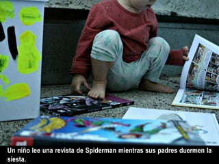 Un niño lee una revista de Spiderman mientras sus padres duermen la
siesta.
 