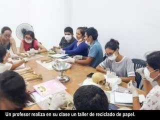 Un profesor realiza en su clase un taller de reciclado de papel.
 