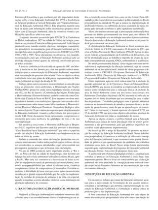 Vol. 27, No. 2                           Educação Ambiental na Universidade: Construindo Possibilidades                                      333

Encontro de Estocolmo e que resultaram em três importantes decla-         dos os níveis do ensino formal, bem como no não formal. Estas difi-
rações sobre o tema Educação Ambiental. Em 1975, a Conferência            culdades estão essencialmente associadas à política adotada no Brasil,
de Belgrado produziu a Carta de Belgrado e um Programa Internaci-         principalmente na década de 90, que se pautou na implementação de
onal de Educação Ambiental (PIEA). Este programa mantém uma               um Estado Mínimo e na submissão da nossa sociedade às regras im-
base de dados com informações sobre instituições e projetos envol-        postas pelo mercado econômico e pelo capitalismo desenfreado.
vidos com a Educação Ambiental, além de promover eventos e pu-                 Vários documentos atestam que a preocupação ambiental esteve
blicações específicas sobre este tema.                                    presente no âmbito governamental em nosso país, nos últimos 50
     O segundo encontro promovido pela UNESCO, a Conferência              anos, mas, restringindo-se a um enfoque naturalista e preservacionista.
de Tbilisi, realizada em 1977 na cidade de Tbilisi, na Geórgia, cons-     Através desta visão, a Educação Ambiental instalou-se no plano fe-
tituiu-se na primeira Conferência Intergovernamental. A declaração        deral governamental em nosso país.
produzida nesta reunião contém objetivos, estratégias, característi-           A oficialização da Educação Ambiental no Brasil aconteceu atra-
cas, princípios e recomendações para a Educação Ambiental que fo-         vés da lei federal de n0 6.938, sancionada a 31 de agosto de 1981, que
ram aperfeiçoados em publicações posteriores da UNESCO em 1985,           criou a Política Nacional do Meio Ambiente (PNMA). Apesar do atra-
1986, 1988 e 1989. Nesse documento encontram-se, por exemplo,             so em relação às recomendações da Conferência de Estocolmo, esta
recomendações para que a Educação Ambiental aconteça tanto ao             lei foi promulgada graças ao trabalho e empenho de setores da socie-
nível da educação formal quanto da informal, envolvendo pessoas           dade como partidos de esquerda, ONGs, ambientalistas e acadêmicos.
de todas as idades.                                                            No nível governamental federal, vários órgãos estiveram envol-
     A terceira conferência foi realizada em agosto de 1987 em Mos-       vidos com a implementação da educação ambiental, seja na vertente
cou, e destacou-se das demais por criar um quadro teórico-meto-           ambiental ou na área educacional, através de vários programas e di-
dológico para a concretização da Educação Ambiental, sugerindo            retrizes como o PRONEA (Programa Nacional de Educação
uma reorientação do processo educacional. Entre os objetivos dessa        Ambiental), DEA (Diretrizes de Educação Ambiental), o PEPEA
conferência estava um plano de ação para a implementação da Edu-          (Programa de Estudos e Pesquisa em Educação Ambiental).
cação Ambiental ao longo da década de 90.                                      Outra importante ação no nível educacional foi a inclusão da
     Embora vários outros encontros menores tenham acontecido para        questão ambiental na Lei de Diretrizes e Bases da Educação Brasi-
tratar as dimensões sócio-ambientais, a Organização das Nações            leira (LDB/96), que passou a considerar a compreensão do ambiente
Unidas (ONU) promoveu ainda outra importante reunião, realizada           natural como fundamental para a educação básica. A inclusão da
em 1992, no Rio de Janeiro, a Conferência das Nações Unidas para          área de Meio Ambiente como um dos temas transversais nos
o Meio Ambiente e Desenvolvimento, também conhecida como Con-             Parâmetros Curriculares Nacionais (PCNs) encontra-se enfocada no
ferência de Cúpula da Terra ou Rio 92. Esse encontro envolveu mui-        seguinte trecho desse documento que traz orientações para o traba-
ta polêmica durante a sua realização e aprovou cinco acordos ofici-       lho do professor: “O trabalho pedagógico com a questão ambiental
ais internacionais sobre temas como Meio Ambiente e Desenvolvi-           centra-se no desenvolvimento de atitudes e posturas éticas e, no do-
mento, Florestas, Mudanças Climáticas, Diversidade Biológica, além        mínio de procedimentos, mais do que na aprendizagem de concei-
da famosa Agenda 21 que contém pressupostos para a implementação          tos”2. Mais recentemente, o Senado aprovou a lei federal 9.795, em
da Educação Ambiental, visando a sobrevivência dos povos para o           27 de abril de 1999, que tem como objetivo oficializar a presença da
século XXI. Neste documento foram apresentados compromissos e             Educação Ambiental em todas as modalidades de ensino.
intenções para uma melhoria da qualidade de vida e da sua                      Apesar de alguns avanços, a política federal para a Educação
sustentabilidade.                                                         Ambiental ainda carece de maior articulação entre os setores gover-
     Em paralelo a esse evento, o Ministério da Educação e Despor-        namentais e não governamentais, para que políticas específicas ne-
tos (MEC) organizou um Encontro onde foi aprovado o documento             cessárias sejam efetivamente implementadas.
“Carta Brasileira Para a Educação Ambiental” que enfoca o papel do             Na década de 80, o artigo de Krasilchik3 foi pioneiro na descri-
estado em relação à Educação Ambiental e sua implementação em             ção da evolução da Educação Ambiental no Brasil. Nesse trabalho,
todos os níveis de ensino.                                                essa pesquisadora já constatava a utilização de diferentes concep-
     Embora o conteúdo das várias declarações produzidas nos en-          ções de Educação Ambiental, o que ocasionava uma grande diversi-
contros anteriormente citados tenha recebido muitas críticas, devem       dade de práticas e um questionamento da qualidade dos trabalhos
ser reconhecidos os avanços introduzidos e que estão contidos nos         realizados nesta área, no Brasil. Nesse artigo foram apresentadas
pressupostos pedagógicos que nortearam estas declarações.                 sugestões para implementação de programas de Educação Ambiental
     No ano de 2002 aconteceu outro importante evento, a “Rio +           na educação formal, bem como de pesquisas nesta área.
10”, na África do Sul, na cidade de Joanesburgo, onde foi feito um             A ausência de um referencial pedagógico teórico-conceitual para
balanço das ações sócio-ambientais realizadas na última década, após      subsidiar as práticas em Educação Ambiental é, ainda hoje, uma
a Rio-92. Mais uma vez constatou-se a necessidade de todas as na-         importante questão. Deve-se levar em conta também que a educação
ções se engajarem na tarefa de preservação do nosso planeta, assu-        ambiental não pode prescindir da concepção de uma realidade com-
mindo as responsabilidades que cabem a cada uma delas, visando o          plexa que inclui diferentes elementos na sua constituição, que estão
cumprimento efetivo de compromissos já assumidos. Percebeu-se,            em contínua interação.
também, a dificuldade de fazer com que certos países desenvolvidos
reconheçam a grande responsabilidade que lhes cabe na implemen-           CONCEPÇÕES DE EDUCAÇÃO AMBIENTAL
tação de medidas de proteção do ambiente e da vida, em especial,
quando as medidas a serem adotadas vão levar a uma diminuição da              Os encontros e debates que tratam da Educação Ambiental apon-
produção industrial e do consumo.                                         tam para a necessidade de formulação de um quadro teórico-
                                                                          conceitual e metodológico que permita a operacionalização da con-
A TRAJETÓRIA DA EDUCAÇÃO AMBIENTAL NO BRASIL                              cepção de Educação Ambiental e a formulação e análise crítica de
                                                                          propostas para a sua implementação.
    No Brasil, a Educação Ambiental tem enfrentado numerosas difi-            A base conceitual da Educação Ambiental tem sido objeto de
culdades para o seu reconhecimento efetivo e implementação em to-         muita discussão pelos pesquisadores e/ou educadores em função do
 