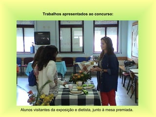 Trabalhos apresentados ao concurso: Alunos visitantes da exposição e dietista, junto à mesa premiada.  