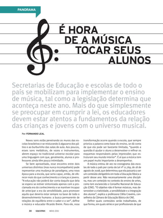 PANORAMA
É HORA
DE A MÚSICA
TOCAR SEUS
ALUNOS
Secretarias de Educação e escolas de todo o
país se mobilizam para implementar o ensino
de música, tal como a legislação determina que
aconteça neste ano. Mais do que simplesmente
se preocupar em cumprir a lei, os educadores
devem estar atentos a fundamentos da relação
das crianças e jovens com o universo musical.
Novos sons estão penetrando os muros das es-
colas brasileiras e se misturando à algazarra dos pá-
tios e ao burburinho das salas de aula. Aos poucos,
esses sons melódicos, de vozes e instrumentos,
abrem espaço no tradicional universo escolar para
uma linguagem com que, geralmente, alunos e pro-
fessores ainda têm pouca intimidade.
Se bem aproveitado, esse encontro entre dois
universos distintos (mas nunca incompatíveis) pode
representar uma mudança de paradigma, uma nova
época para a escola, que seria capaz, então, de ofe-
recer mais do que conhecimento a crianças e jovens.
“A educação não poderá dar conta daquilo que dela
se espera se estiver sintonizada apenas com a pro-
clamada era do conhecimento e se mantiver incapaz
de antecipar a era da sensibilidade, para promover
aquilo que deveria estar sempre na base de todo o
desenvolvimento humano: a busca permanente de
relações de equilíbrio entre o saber e o ser”, define
o músico e educador Ricardo Breim. Para ele, essa
transformação ocorre quando a escola, que sempre
prioriza a palavra como base do ensino, se dá conta
de que ela pode ser bastante limitada, “quando a
questão é ajudar o aluno a desenvolver e refinar os
esquemas responsáveis pelas impressões que es-
truturam seu mundo interior”. É aí que a música tem
um papel muito importante a desempenhar.
A música entrou de vez no cronograma das esco-
las de todo o país por conta da Lei nº 11.769, de 18 de
agostode2008,quedeterminouqueelapassariaaser
um conteúdo obrigatório em toda a Educação Básica a
partir desse ano. Não necessariamente uma discipli-
na, mas um conteúdo no contexto do ensino de artes,
como tem esclarecido o Conselho Nacional de Educa-
ção (CNE). “O objetivo não é formar músicos, mas de-
senvolver a criatividade, a sensibilidade e a integração
dos alunos”, explica a professora Clélia Craveiro, con-
selheira da Câmara de Educação Básica do CNE.
Definir quais conteúdos serão trabalhados, de
que forma, em quais séries e por profissionais de que
Por: FERNANDO LEAL
MAIO 201230
 