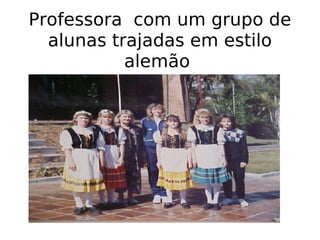 Professora  com um grupo de alunas trajadas em estilo alemão  