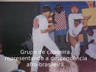 Grupo de capoeira  representando a descendência afro-brasileira. 