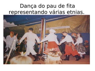 Dança do pau de fita representando várias etnias.  