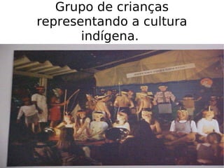 Grupo de crianças representando a cultura indígena.  