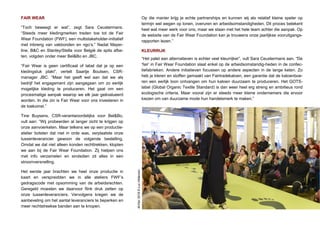 FAIR WEAR
“Toch beweegt er wat”, zegt Sara Ceustermans.
“Steeds meer kledingmerken treden toe tot de Fair
Wear Foundation (FWF), een multistakeholder-initiatief
met inbreng van vakbonden en ngo’s.” Nadat Mayer-
line, B&C en Stanley/Stella voor België de spits afbe-
ten, volgden onder meer Bel&Bo en JBC.
“Fair Wear is geen certificaat of label dat je op een
kledingstuk plakt”, vertelt Saartje Boutsen, CSR-
manager JBC. “Maar het geeft wel aan dat we als
bedrijf het engagement zijn aangegaan om zo eerlijk
mogelijke kleding te produceren. Het gaat om een
procesmatige aanpak waarop we elk jaar geëvalueerd
worden. In die zin is Fair Wear voor ons investeren in
de toekomst.”
Tine Buysens, CSR-verantwoordelijke voor Bel&Bo,
vult aan: “Wij probeerden al langer zicht te krijgen op
onze aanvoerketen. Maar telkens we op een productie-
atelier botsten dat niet in orde was, verplaatste onze
tussenleverancier gewoon de volgende bestelling.
Omdat we dat niet alleen konden rechttrekken, klopten
we aan bij de Fair Wear Foundation. Zij hielpen ons
met info verzamelen en sindsdien zit alles in een
stroomversnelling.
Het eerste jaar brachten we heel onze productie in
kaart en verspreidden we in alle ateliers FWF’s
gedragscode met opsomming van de arbeidsrechten.
Geregeld moesten we daarvoor flink druk zetten op
onze tussenleveranciers. Vervolgens kregen we de
aanbeveling om het aantal leveranciers te beperken en
meer rechtstreekse banden aan te knopen.
Op die manier krijg je echte partnerships en kunnen wij als relatief kleine speler op
termijn wel wegen op lonen, overuren en arbeidsomstandigheden. Dit proces betekent
heel wat meer werk voor ons, maar we staan met het hele team achter die aanpak. Op
de website van de Fair Wear Foundation kan je trouwens onze jaarlijkse vooruitgangs-
rapporten lezen.”
KLEURRIJK
“Het palet aan alternatieven is echter veel kleurrijker”, vult Sara Ceustermans aan. “De
‘fair’ in Fair Wear Foundation slaat enkel op de arbeidsomstandig-heden in de confec-
tiefabrieken. Andere initiatieven focussen op andere aspecten in de lange keten. Zo
heb je kleren en stoffen gemaakt van Fairtradekatoen, een garantie dat de katoenboe-
ren een eerlijk loon ontvangen om hun katoen duurzaam te produceren. Het GOTS-
label (Global Organic Textile Standard) is dan weer heel erg streng en ambitieus rond
ecologische criteria. Maar vooral zijn er steeds meer kleine ondernemers die ervoor
kiezen om van duurzame mode hun handelsmerk te maken.”
SAMA@TDC
M-Fair2016©LucHilderson
 