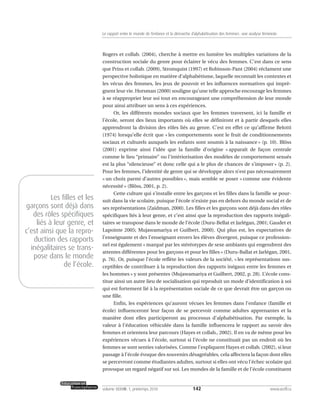 Rogers et collab. (2004), cherche à mettre en lumière les multiples variations de la
construction sociale du genre pour éclairer le vécu des femmes. C’est dans ce sens
que Prins et collab. (2009), Stromquist (1997) et Robinson-Pant (2004) réclament une
perspective holistique en matière d’alphabétisme, laquelle reconnaît les contextes et
les vécus des femmes, les jeux de pouvoir et les influences normatives qui imprè-
gnent leur vie. Horsman (2000) souligne qu’une telle approche encourage les femmes
à se réapproprier leur soi tout en encourageant une compréhension de leur monde
pour ainsi attribuer un sens à ces expériences.
Or, les différents mondes sociaux que les femmes traversent, ici la famille et
l’école, seront des lieux importants où elles se définiront et à partir desquels elles
apprendront la division des rôles liés au genre. C’est en effet ce qu’affirme Belotti
(1974) lorsqu’elle écrit que « les comportements sont le fruit de conditionnements
sociaux et culturels auxquels les enfants sont soumis à la naissance » (p. 10). Blöss
(2001) exprime ainsi l’idée que la famille d’origine « apparaît de façon centrale
comme le lieu “primaire” ou l’intériorisation des modèles de comportement sexués
est la plus “silencieuse” et donc celle qui a le plus de chances de s’imposer » (p. 2).
Pour les femmes, l’identité de genre qui se développe alors n’est pas nécessairement
« un choix parmi d’autres possibles », mais semble se poser « comme une évidente
nécessité » (Blöss, 2001, p. 2).
Cette culture qui s’installe entre les garçons et les filles dans la famille se pour-
suit dans la vie scolaire, puisque l’école n’existe pas en dehors du monde social et de
ses représentations (Zaidman, 2000). Les filles et les garçons sont déjà dans des rôles
spécifiques liés à leur genre, et c’est ainsi que la reproduction des rapports inégali-
taires se transpose dans le monde de l’école (Duru-Bellat et Jarlégan, 2001; Gaudet et
Lapointe 2005; Mujawamariya et Guilbert, 2000). Qui plus est, les expectatives de
l’enseignante et des l’enseignant envers les élèves divergent, puisque ce profession-
nel est également « marqué par les stéréotypes de sexe ambiants qui engendrent des
attentes différentes pour les garçons et pour les filles » (Duru-Ballat et Jarlégan, 2001,
p. 76). Or, puisque l’école reflète les valeurs de la société, « les représentations sus-
ceptibles de contribuer à la reproduction des rapports inégaux entre les femmes et
les hommes » y sont présentes (Mujawamariya et Guilbert, 2002, p. 28). L’école cons-
titue ainsi un autre lieu de socialisation qui reproduit un mode d’identification à soi
qui est fortement lié à la représentation sociale de ce que devrait être un garçon ou
une fille.
Enfin, les expériences qu’auront vécues les femmes dans l’enfance (famille et
école) influenceront leur façon de se percevoir comme adultes apprenantes et la
manière dont elles participeront au processus d’alphabétisation. Par exemple, la
valeur à l’éducation véhiculée dans la famille influencera le rapport au savoir des
femmes et orientera leur parcours (Hayes et collab., 2002). Il en va de même pour les
expériences vécues à l’école, surtout si l’école ne constituait pas un endroit où les
femmes se sont senties valorisées. Comme l’expliquent Hayes et collab. (2002), si leur
passage à l’école évoque des souvenirs désagréables, cela affectera la façon dont elles
se percevront comme étudiantes adultes, surtout si elles ont vécu l’échec scolaire qui
provoque un regard négatif sur soi. Les mondes de la famille et de l’école constituent
142volume XXXVIII:1, printemps 2010 www.acelf.ca
Le rapport entre le monde de l’enfance et la démarche d’alphabétisation des femmes: une analyse féministe
Les filles et les
garçons sont déjà dans
des rôles spécifiques
liés à leur genre, et
c’est ainsi que la repro-
duction des rapports
inégalitaires se trans-
pose dans le monde
de l’école.
 