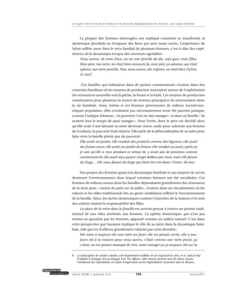 La plupart des femmes interrogées ont expliqué comment se manifestait la
dynamique familiale en évoquant des liens qui sont tissés serrés. L’expérience de
Sylvie reflète assez bien le vécu familial de plusieurs femmes, c’est-à-dire des expé-
riences où la dynamique évoque des souvenirs agréables :
Nous autres, oh mon Dieu, on est une famille de dix, sept gars, trois filles.
Mon père, ma mère, on était bien entourés là, mon père ça adonne, qui était
spécial, ma mère pareille. Non, nous autres, dix enfants, on était bien (Sylvie,
41 ans)1
.
Ces familles qui habitaient dans de petites communautés vivaient dans des
contextes familiaux où les moyens de production tournaient autour de l’exploitation
des ressources naturelles soit la pêche, la ferme et la forêt. Ces moyens de production
constituaient pour plusieurs la source de revenus principal et ils structuraient donc
la vie familiale. Ainsi, même si ces femmes proviennent de milieux socioécono-
miques populaires, elles n’estiment pas nécessairement avoir été pauvres puisque,
comme l’indique Johanne, « la pauvreté c’est ne rien manger » et dans sa famille « ils
avaient tout le temps de quoi manger ». Pour Yvette, dont le père est décédé alors
qu’elle avait 4 ans laissant sa mère devenue veuve, seule pour subvenir aux besoins
de 9 enfants, la pauvreté était relative. Elle parle de la débrouillardise de sa mère pour
faire vivre la famille plutôt que de pauvreté :
Elle avait un jardin, elle vendait des produits comme des légumes, elle avait
des fraises aussi, elle avait un jardin de fraises, elle vendait ça aussi, après ça
je sais qu’elle a reçu pendant ce temps-là, y avait pas de pensions comme
maintenant là, elle avait reçu quatre-vingts dollars par mois, mais elle faisait
du linge… elle nous faisait du linge qui était très très beau (Yvette, 56 ans).
Des propos des femmes quant à la dynamique familiale et aux moyens de survie
dessinent l’environnement dans lequel certaines femmes ont été socialisées. Ces
femmes de milieux ruraux dont les familles dépendaient grandement des ressources
de la terre pour « mettre du pain sur la table », vivaient dans un encadrement où les
valeurs et les rôles traditionnels liés au genre semblaient refléter le fonctionnement
de la famille. Alors, les tâches domestiques comme l’entretien de la maison et le soin
des enfants étaient la responsabilité des filles.
La place de la mère dans la famille est surtout perçue à travers un prisme tradi-
tionnel lié aux rôles attribués aux femmes. La sphère domestique, qui n’est pas
remise en question par les femmes, apparaît comme un milieu naturel. C’est dans
cette perspective que Suzanne explique le rôle de sa mère dans la dynamique fami-
liale, rôle qui est d’ailleurs grandement valorisé par cette dernière :
Ma mère a toujours été une mère au foyer, elle est jamais sortie, elle a tou-
jours été à la maison pour nous autres, c’était comme une mère poule, ça
c’était, on n’a jamais manqué de rien, notre manger ça ça toujours été sur la
145volume XXXVIII:1, printemps 2010 www.acelf.ca
Le rapport entre le monde de l’enfance et la démarche d’alphabétisation des femmes: une analyse féministe
1. La transcription de certains extraits a été légèrement modifiée en en respectant le sens, et ce, dans le but
d’adapter le langage oral au langage écrit. Par ailleurs, cette mesure permet aussi de mieux assurer
l’anonymat des répondantes en raison d’expressions ou de régionalismes récurrents dans le discours.
 