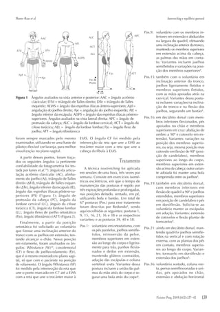 139Fisioter Pesq. 2009;16(2)
foram sempre marcados pelo mesmo
examinador, utilizando-se uma haste de
plástico flexível cor laranja, para melhor
visualização no plano sagital.
A partir desses pontos, foram traça-
dos os seguintes ângulos (a pertinente
confiabilidade da fotogrametria foi tes-
tada por Iunes et al.19
): ângulo da articu-
lação acrômio clavicular (AC), alinha-
mento do joelho (AJ), triângulo de Talles
direito (∆Td), triângulo de Talles esquer-
do (∆Te), ângulo inferior da escapula (IE),
ângulo das espinhas ilíacas póstero-su-
periores (PS) (Figura 1); ângulo de
protrusão da cabeça (PC), ângulo da
lordose cervical (LC), ângulo da cifose
torácica (CT), ângulo da lordose lombar
(LL), ângulo flexo de joelho ortostático
(FJo), ângulo tibiotársico (ATT) (Figura 2).
Finalmente, a partir da posição
ortostática foi solicitado ao voluntário
que fizesse uma inclinação anterior do
tronco com os joelhos em extensão, ten-
tando alcançar o chão. Nessa posição
em rolamento, foram analisados os ân-
gulos: Whistance (W)20
, coxofemoral
(CF) e flexo de joelho-rolamento (FJr),
que é o mesmo mostrado no plano sagi-
tal, só que com o paciente na posição
de rolamento. O ângulo Whistance (W)
foi medido pela intersecção da reta que
une o ponto marcado em C7 até a EIAS
com a reta que une o trocânter maior à
EIAS. O ângulo CF foi medido pela
intersecção da reta que une a EIAS ao
trocânter maior com a reta que une a
cabeça da fíbula à EIAS.
Tratamento
A técnica isostretching foi aplicada
em sessões de uma hora, três vezes por
semana. Consiste em exercícios isomé-
tricos excêntricos, em que o tempo de
manutenção das posturas é regido por
três expirações profundas e prolongadas,
nas posições deitado, sentado, em pé,
utilizando bola e bastão. Um total de
67 posturas (Pos.) para esse tratamento
foram descritas por Redondo8
, sendo
aqui escolhidas as seguintes: posturas 1,
9, 15, 16, 21, 36 e 38 e as respectivas
variantes; e as posturas 39, 40 e 58:
Pos.1: voluntário em ortostatismo, com
os pés paralelos, joelhos semifle-
tidos, retroversão da pelve,
membros superiores em exten-
são ao longo do corpo e ligeira-
mente para trás, punhos flexio-
nados e dedos em extensão,
mantendo glúteos contraídos,
adução das escápulas e coluna
vertebral ereta. Variantes dessa
postura incluem a união das pal-
mas da mão atrás do corpo e se-
gurar uma bola atrás do corpo8
.
Pos.9: voluntário com os membros in-
feriores em extensão e abduzidos
na largura do quadril, efetuando
uma inclinação anterior do tronco,
mantendo os membros superiores
em extensão acima da cabeça,
as palmas das mãos em conta-
to. Variantes incluem joelhos
semifletidos e variações na posi-
ção dos membros superiores8
.
Pos.15: também com o voluntário em
inclinação anterior do tronco,
joelhos ligeiramente fletidos e
membros superiores fletidos,
com as mãos apoiadas atrás na
cervical. Variantes dessa postu-
ra incluem: variações na inclina-
ção do tronco e na flexão dos
joelhos, segurando um bastão8
.
Pos.16: em decúbito dorsal com mem-
bros inferiores flexionados, pés
apoiados no chão e membros
superiores em cruz (abdução de
ombro a 90º e cotovelo em ex-
tensão). Variantes: variações na
posição dos membros superio-
res, ou seja, mesma posição mas
cotovelo em flexão de 90º (posi-
ção de candelabro), membros
superiores ao longo do corpo,
membros superiores em exten-
sãoacimadacabeça;outravarian-
te adotada foi manter uma bola
comprimida entre os joelhos8
.
Pos.19: também em decúbito dorsal,
com membros inferiores em
flexão de quadril a 90º e joelhos
estendidos, membros superiores
em posição de candelabro e pés
em dorsiflexão. Solicita-se ao
voluntário manter as escápulas
em adução. Variantes: extensão
de cotovelos e flexão plantar de
tornozelos8
.
Pos.21: ainda em decúbito dorsal, man-
tendo quadril e joelhos semifle-
tidos na vertical e com rotação
externa, com as plantas dos pés
em contato, membros superio-
res ao longo do corpo. Varian-
tes: tornozelo em dorsiflexão e
extensão dos joelhos8
.
Pos.36: voluntário sentado, coluna ere-
ta, pernas semiflexionadas e uni-
das, pés apoiados no chão,
extensão e abdução horizontal
Monte-Raso et al. Isostretching e equilíbrio postural
Figura 1 Ângulos avaliados na vista anterior e posterior: AAC = ângulo acrômio
clavicular; DTd = triângulo de Talles direito; DTe = triângulo de Talles
esquerdo; AEIAS = ângulo das espinhas ilíacas ântero-superiores; Ajd =
angulação do joelho direito; Aje = angulação do joelho esquerdo; AIE =
ângulo inferior da escápula; AEIPS = ângulo das espinhas ilíacas póstero-
superiores. Ângulos avaliados na vista lateral direita: APC = ângulo de
protrusão da cabeça; ALC = ângulo da lordose cervical; ACT = ângulo da
cifose torácica; ALL = ângulo da lordose lombar; FJo = ângulo flexo de
joelho; ATT = ângulo tibiotársico
ATT
ACT
APC
AAC
Td
AEIAS
Te
Aje
Ajd
AIE
AEIPS
ALC
ALL
Fjo
Fisioter Pesq. 2009;16(2):137-42
 