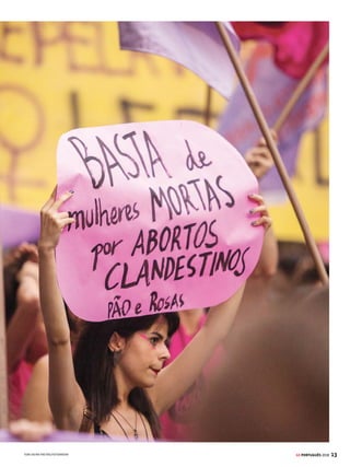 9
GE PORTUGUÊS 2018
Veja como estão estruturadas as seções de cada capítulo para você aproveitar
melhor os conteúdos
CAPÍTULOS
Os sete capítulos
deste guia estão
organizados com
base nos movimentos
literários, mas
integram conteúdos
(de acordo com a
seguinte legenda) de:
Literatura
Gramática
Interpretação
de texto
TEXTOS LITERÁRIOS
As obras mais
representativas dos
principais autores
de cada período são
analisadas em seus
aspectos literários,
gramaticais e
de interpretação
de texto.
ESCOLAS LITERÁRIAS
Aqui, você conhece
as principais
características das
escolas literárias
que fazem parte de
cada capítulo. Note
que determinados
capítulos trazem mais
de uma escola.
SAIBA MAIS
Amplie seus conhecimentos sobre um assunto
que foi abordado na análise do texto (em geral,
um conteúdo de gramática ou de interpretação).
PARA IR ALÉM
Recomendação de
um filme, site, HQ ou
vídeo relacionado ao
conteúdo estudado,
para você alargar
seus horizontes.
O QUE ISSO TEM
A VER COM...
Indicação de conteúdo
interdisciplinar de
língua portuguesa e de
outra disciplina.
INTERPRETANDO
Nesta seção, você
encontra a análise de
um texto não literário
sob o enfoque de uma
ferramenta específica
de interpretação
de texto.
COMO CAI NA PROVA
No final de cada
capítulo, exercícios
resolvidos para
você reforçar o que
aprendeu e ver como
os conteúdos são
pedidos nas provas.
RESUMO
Uma seleção dos
principais assuntos
tratados no capítulo.
CONEXÕES
Textos literários
são relacionados a
outras linguagens,
como obras de arte,
canções, textos não
literários, anúncios
publicitários, charges
e quadrinhos.
DIÁLOGO
ENTRE OBRAS
Uma análise
comparativa entre
textos literários de
diferentes autores
de um mesmo (ou de
outro) movimento.
TEMAS
Na abertura de cada
capítulo encontra-se a
relação dos principais
assuntos tratados. No
entanto, essa lista não
esgota todos os temas
lá abordados. Não deixe
de consultar o índice
remissivo para conferir
a distribuição de todo o
conteúdo desta edição.
COMO USAR
Entendaaorganizaçãodesteguia
 