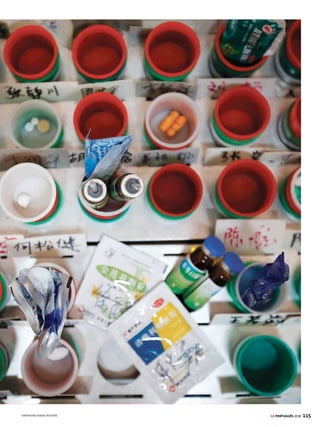 113
RESUMO
GE PORTUGUÊS 2018
Literatura do Modernismo – Prosa
MODERNISMO – 1ª FASE A Semana de Arte Moderna (1922)
assinala o início do movimento. Ao criticarem a arte clássica,
acadêmica e tradicional, os modernistas defendem uma liber-
taçãodosmodelosrígidosdecomposição.Outracaracterística
do movimento é a prioridade a elementos capazes de chocar o
público, promovendo certo estranhamento, e a defesa de um
novo nacionalismo, crítico e definidor dos costumes brasilei-
ros. Entre os maiores nomes do período destacam-se Oswald
de Andrade, Mário de Andrade, Sérgio Milliet, Graça Aranha,
Ronald de Carvalho e Menotti del Picchia.
MODERNISMO – 2ª FASE O marco inicial é a publicação de A
Bagaceira (1928), de José Américo de Almeida. No contexto
da Revolução de 1930 e do entreguerras, os autores voltam-se
paraoconteúdosocialepolítico,engajando-senadenúnciade
aspectos da realidade social, e expõem as múltiplas faces da
população brasileira. Os expoentes dessa fase são Graciliano
Ramos (Vidas Secas) e Jorge Amado (Capitães da Areia).
MODERNISMO – 3ª FASE Também chamada de Geração de
45, esta fase é responsável por um intenso período de experi-
mentaçãoestética,comênfasenofazerartísticoenasquestões
ligadas ao processo de criação das obras de arte. Guimarães
Rosa (Grande Sertão: Veredas) e Clarice Lispector (A Hora da
Estrela) estão entre os principais nomes do período.
GRAMÁTICA E INTERPRETAÇÃO
• Argumentação Os principais elementos de um texto argu-
mentativo são: tese (apresentação da ideia a ser discutida);
argumentos(elementosquepermitemadefesadopontode
vista); contra-argumentos (defesa antecipada de possíveis
reações contrárias) e conclusão (considerações finais).
• Variação linguística O modo como uma língua é falada
variadeacordocomdiversosfatores,entreelesaregiãoouo
país dos falantes, o grupo social ao qual pertencem e o grau
de formalidade da situação. Ela também sofre mudanças
no decorrer do tempo, de acordo com as transformações
sofridas pela própria sociedade.
• Tempos verbais Os verbos podem ser empregados em
determinados tempos cujos significados nem sempre cor-
respondem ao nome:
Presente do indicativo:podeindicarpassadohistórico(Dil-
matelefonaaObama)eatéfuturo(Amanhãeulhetelefono).
Futuro do presente: podeexpressaropresente(Estaremos,
hoje, prontos para viajar?).
• Neologismo É a criação de novas palavras ou expressões
numa língua. O recurso foi muito utilizado por Guimarães
Rosa (ex.: descriado – criado ao desamparo, desnutrido;
e fraternura – ternura de irmãos).
RESOLUÇÃO
O neologismo ocorre quando há criação de palavras novas, por meio
da união de dois vocábulos ou radicais ou do acréscimo de prefixos e
sufixos. No poema, Manoel de Barros cria o neologismo “divinam” a
partir do verbo “adivinhar” e da palavra divinare, sua raiz latina. Por
ser muito parecida com o substantivo “divino”, a nova palavra assume
também esse significado, conferindo ao sabiá uma sabedoria divina.
4. (FUVEST 2017 ADAPTADA)
Aadoçãodocardápioindígenaintroduziunascozinhasezonasdeservi-
ço das moradas brasileiras equipamentos desconhecidos no Reino. Ins-
talounosalpendresroceirosaprensadeespremermandiocaraladapa-
ra farinha. Nos inventários paulistas é comum a menção de tal fato. No
inventáriodePedroNunes,porexemplo,efetuadoem1623,fala-senum
sítio nas bandas do Ipiranga “com seu alpendre e duas camarinhas no
ditoalpendrecomaprensanoditosítio”quedeveriacomprimirnostipi-
tis toda a massa proveniente do mandiocal também inventariado. Mas
a farinha não exigia somente a prensa – pedia, também, raladores, co-
chosdelavagemefornooufogão.Eranormal,então,acasadefazerfa-
rinha, no quintal, ao lado dos telheiros e próxima à cozinha.
Carlos A. C. Lemos, Cozinhas, etc.
Além de “tipitis”, constituem contribuição indígena para a língua
portuguesa do Brasil as seguintes palavras empregadas no texto:
a) “cardápio” e “roceiros”.
b) “alpendre” e “fogão”.
c) “mandioca” e “Ipiranga”.
d) “sítio” e “forno”.
e) “prensa” e “quintal”.
RESOLUÇÃO:
MandiocaeIpirangasãopalavrasdeorigemindígena,queforamincorpo-
radasaoportuguês.Sãoamplamenteempregadasemnossocotidiano.
Resposta: C
SAIBA MAIS
CONTRIBUIÇÕES INDÍGENAS E AFRICANAS
PARA A LÍNGUA PORTUGUESA
Os africanos trouxeram para o Brasil os seus costumes e tradições.
Assim como os povos indígenas, influenciaram nossa cultura
e língua. Há muitas palavras de origem africana e indígena no
português contemporâneo, que foram completamente assimiladas
pelos falantes. A maior parte delas apresenta caráter informal, uma
vez que a transmissão dos vocábulos foi feita através da oralidade.
Exemplos de palavras de origem africana: na religião (axé,
umbanda, Iemanjá), na dança e música (berimbau, samba), na
culinária (acarajé, farofa, fubá, moqueca), na fauna e na flora
(camundongo, marimbondo).
Exemplos de palavras de origem indígena: na fauna (arara,
capivara, cutia, jacaré, sabiá, tucana), na flora (caatinga, capim, ipê,
samambaia), na culinária (abacaxi, açaí, aipim, jabuticaba, pitanga,
tapioca), na geografia (Copacabana, Guarujá, Itapuã, Maceió, Pará).
 