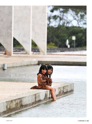 43
RESUMO
GE PORTUGUÊS 2018
Literatura Colonial
QUINHENTISMO (1500-1601) Período que abrange as pri-
meiras manifestações literárias produzidas no Brasil, à época
de seu descobrimento. Inclui a literatura de informação – os
relatos dos viajantes europeus, como a carta de Pero Vaz de
Caminha ao Rei dom Manuel – e os textos dos missionários
jesuítas, como os do padre José de Anchieta, para a evange-
lização dos indígenas.
BARROCO (1601-1768) A literatura usa a linguagem de ma-
neira rebuscada, empregando figuras de linguagem (como a
antítese e os paradoxos) que reforçam os conflitos morais (o
sagrado versus o profano, por exemplo) vividos pelo homem
da época. O poeta Gregório de Matos e o padre Antônio Vieira
são os dois grandes nomes do período.
ARCADISMO (1768-1836) Os poetas buscam a harmonia
com a natureza e exaltam as belezas do campo. Alguns criam
pseudônimos, assumindo personalidade de antigos pastores
gregos. Destacam-se Tomás Antônio Gonzaga, com as Liras
de Marília de Dirceu, e Claudio Manuel da Costa, que tiveram
participação na Inconfidência Mineira.
GRAMÁTICA E INTERPRETAÇÃO
• Figuras de linguagemÉousodedeterminadaspalavrasou
expressões com sentido diferente do usual com o objetivo de
enfatizar uma ideia. As principais são a metáfora (Ex: Aquele
ator é um gato), que aproxima elementos que têm caracte-
rísticas semelhantes; e a metonímia (Ex: Eu li Machado de
Assis), que, no caso, substitui o autor pela obra.
• Paralelismo São construções que apresentam a mesma
estrutura. Exemplo de mesma estrutura gramatical é: Eu a
amo,poisvocêélinda(ospronomes“a”e“você”referem-se
à mesma pessoa, a 3ª do singular).
• Relações lógicas As frases podem ser articuladas por
mecanismos lógicos:
Pressuposição Circunstância ou fato considerado como
antecedente necessário a outro.
Ideia implícita É aquilo que se imagina ter em mente,
porém não está expresso.
Dedução Parte de dados gerais para tratar de dados par-
ticulares.
Indução Parte de um caso particular para chegar a uma
afirmação geral.
• Adjetivos O adjetivo pode desempenhar várias funções nas
sentenças, segundo o contexto em que ele está inserido, tais
como: indicar característica ou qualidade do substantivo,
ser empregado como substantivo ou advérbio e alterar o
sentido do substantivo em razão de sua colocação (antes
ou depois do substantivo).
RESOLUÇÃO
Na capa do jornal foi usado o nome da localidade (Rio de Janeiro) para
se referir aos profissionais do estado ou da cidade. Ou seja, não é o Rio
de Janeiro quem investiga, mas sim os profissionais que lá moram.
O uso de um termo (localidade) para tratar do sentido de outro (pessoas
que lá moram) é característico da figura de linguagem metonímia.
Resposta: D
5.(UERJ 2016 ADAPTADA)
TERRORISMO LÓGICO
O terrorismo é duplamente obscurantista: primeiro no atentado, de-
pois nas reações que desencadeia. Said e Chérif Kouachi eram descen-
dentes de imigrantes. Said e Chérif Kouachi são suspeitos do ataque ao
jornal Charlie Hebdo, na França. Se não houvesse imigrantes na Fran-
ça, não teria havido ataque ao Charlie Hebdo. Said e Chérif Kouachi,
suspeitos do ataque ao jornal Charlie Hebdo, eram filhos de argelinos.
Zinedine Zidane é filho de argelinos. Zinedine Zidane é terrorista. Said
e Chérif Kouachi, suspeitos do ataque ao jornal Charlie Hebdo, eram fi-
lhosdeargelinos.SaideChérifKouachisabiamjogarfutebol.Muçulma-
nos são uma minoria na França. Membros de uma minoria são suspei-
tos do ataque terrorista. Olha aí no que dá defender minoria... A esquer-
da francesa defende minorias. Membros de uma minoria são suspeitos
peloataqueterrorista.Aesquerdafrancesaéculpadapeloataqueterro-
rista. A extrema direita francesa demoniza os imigrantes. O ataque ter-
rorista fortalece a extrema direita francesa. A extrema direita francesa
estáportrásdoataqueterrorista.MarineLePenéalíderdaextremadi-
reita francesa. “Le Pen” é “O Caneta”, se tomarmos o artigo em francês
e o substantivo em inglês. Eis aí uma demonstração de apoio da extre-
ma direita francesa à liberdade de expressão (...). Numa democracia, é
desejávelqueaspessoassejamlivresparaseexpressar.Algumasdessas
expressões podem ofender indivíduos ou grupos. Numa democracia, é
desejável que indivíduos ou grupos sejam ofendidos. Os terroristas que
atacaram o jornal Charlie Hebdo usavam gorros pretos. “Black blocs”
usamgorrospretos.“Blackblocs”sãoterroristas.Todoabacateéverde.
O Incrível Hulk é verde. O Incrível Hulk é um abacate.
Antonio Prata. Adaptado de Folha de S.Paulo, 11/01/2015.
Antonio Prata construiu uma série de variações do argumento tí-
pico do método dedutivo, conhecido como “silogismo” e normal-
mente organizado na forma de três sentenças em sequência.
A organização do silogismo sintetiza a estrutura do próprio méto-
do dedutivo, que se encontra melhor apresentada em:
a) premissa geral – premissa particular – conclusão
b) premissa particular – premissa geral – conclusão
c) premissa geral – segunda premissa geral – conclusão particular
d) premissa particular – segunda premissa particular – conclusão geral
RESOLUÇÃO
Uma das relações lógicas possíveis é a dedução. Seu método parte
sempre do aspecto geral para um aspecto particular. No silogismo,
esse caminho se realiza da premissa geral para a premissa particular
e leva a uma conclusão. No entanto, a confusão reside no fato de que
a simples associação de dois aspectos incomuns entre pessoas ou
situações não procede.
Resposta: A
 