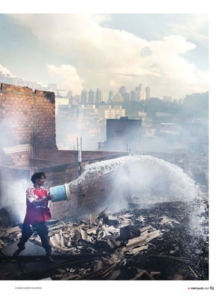 61
RESUMO
GE PORTUGUÊS 2018
Literatura do Romantismo
ROMANTISMO (1836-1881) O movimento surge no contexto
da ascensão da burguesia. Valores como o individualismo, o
sentimentalismo, a subjetividade e a liberdade formal são
seus elementos centrais.
• Primeira geração Em busca da exaltação dos valores
nacionais, escritores como José de Alencar (Iracema) e Gon-
çalves Dias (Canção do Exílio) veem nos índios os legítimos
heróis das narrativas. Alencar também é autor de romances
regionalistas, como Til.
• Segunda geração O sentimento amoroso se exacerba,
como na poesia de Álvares de Azevedo (Noite na Taverna),
o principal nome do Ultrarromantismo.
• Terceira geração Caracteriza-se pelo engajamento social.
Nos poemas de Castro Alves, a linguagem grandiloquente,
carregada de hipérboles (exageros), é posta a favor de sua
luta contra a escravidão.
• Memórias de um Sargento de Milícias, de Manuel Antônio
de Almeida, diferencia-se da estética da época por seu tom
satírico e por introduzir a figura do malandro.
GRAMÁTICA E INTERPRETAÇÃO
• Intertextualidade Trata-se do diálogo entre dois textos
– acontece quando um autor deseja referir-se a outro texto,
produzido em outro momento. Uma das maneiras de se
estabelecer uma relação intertextual entre dois escritos é
por meio da paródia.
•RegênciaverbalDeterminadosverbossãoacompanhados
porcomplementoscomfunçõesespecíficas.Ex.:gostar(de),
confiar (em), aconselhar (a), simpatizar (com), ajudar (a).
• Pronomes demonstrativos No contexto em que estão
associados a espaço, este é próximo de quem fala (este
livro que li é muito bom); esse é próximo de quem recebe a
mensagem (esse livro que você leu é muito bom); e aquele
é longe de ambos (aquele livro que não lemos deve ser
muito bom).
• Pronomes pessoais retos e oblíquos Ospronomespesso-
ais retos correspondem ao sujeito da oração e são seguidos
deverbo.Ex.:Éparaeufazerojantar? Ospronomespessoais
oblíquoscorrespondemaoobjetodaoraçãoepodemsuceder
preposições. Ex.: Esta comida é para mim?
• Porque A palavra apresenta diferentes grafias, cada uma
delas com um significado diferente: porque (causa ou ex-
plicação), por que (dúvida), porquê (substantivo) e por quê
(no fim de sentença).
ricana Tinker Hatfield prometeu que o produto chega ao mercado com
os Power Laces (os cadarços que se arrumam sozinho).
http://www.jornaljr.com.br/2015/01/19/2015-o-ano-em-que-chegamos-ao-futuro/
No texto acima, há uma construção sintática em desacordo com a
prescrição da norma culta. Assinale a alternativa na qual esse des-
lize está corretamente identificado.
a) No título, a preposição “em”, que antecede o pronome relativo
“que”, está incorreta, pois está associada ao verbo “chegar”, que é
regido pela preposição “a”.
b) No primeiro período, faltou o acento indicador de crase, uma vez
que o verbo “assistir”, no sentido de “ver”, exige preposição “a”
c) No primeiro período, há um erro associado ao emprego do verbo
“esquecer”, que é pronominal e deve ser acompanhado pela
preposição “de”
d) No quarto período do primeiro parágrafo, ocorre uma falha
associada ao emprego da voz passiva, já que o verbo “usar”
rejeita essa construção.
e) No último parágrafo, há uma falha na correlação verbal, pois o
verbo “chegar”, ao se relacionar à ideia de “prometer”, não pode
ficar no presente.
RESOLUÇÃO
O verbo assistir pode ser tanto transitivo direto quanto transitivo in-
direto. Quando ele significa dar assistência, é transitivo direito e não
pede preposição. Já quando seu significado é o mesmo de ver, ele é
transitivo indireto e por isso rege a preposição “a”. Por isso, a forma
correta que deveria ter sido utilizada no texto é “assistiu à trilogia”.
Na primeira alternativa, a preposição “a” regida pelo verbo chegar es-
tá presente no “ao futuro”; o “em que” é uma marcação temporal. Na
terceira alternativa, a regra está correta, porém o “esquecer” utiliza-
do no texto não é pronominal, por isso não pede preposição. A quar-
ta alternativa está incorreta, pois o verbo “usar” pode ser emprega-
do na voz passiva. E, na última, o emprego do presente do indicativo
está relacionado a um futuro iminente pontual, situação na qual es-
se tempo verbal pode ser utilizado.
Resposta: B
5.(FGV 2016 ADAPTADA)
As ideias de especialização e progresso, inseparáveis da ciência, são
inválidasparaasletraseasartes,oquenãoquerdizer,evidentemente,
que a literatura, a pintura e a música não mudem nem evoluam. Mas,
diferentemente do que se diz sobre a química e a alquimia, nelas não
se pode dizer que aquela abole e supera esta. (...)
Mario V. Llosa, Rio de Janeiro: Objetiva, 2013.
Identifique o referente de cada um dos seguintes pronomes: “ne-
las”, “aquela”, “esta”.
RESOLUÇÃO
Os referentes dos pronomes demonstrativos pedidos são os seguintes:
Nelas–Literatura,pinturaemúsica(oconjuntoditonoperíodoanterior).
Aquela – Química (palavra mais distante na frase).
Esta – Alquimia (a palavra mais próxima).
 