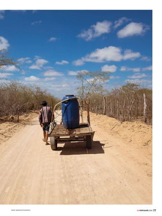 75
RESUMO
GE PORTUGUÊS 2018
Literatura do Realismo/Naturalismo
REALISMO (1881-1922) No fim do século XIX, em oposição à
subjetividade romântica, os escritores realistas concebem a
realidade segundo uma visão materialista e objetiva. A obser-
vação atenta de paisagens, pessoas e fenômenos é feita com
precisão rigorosa. Em lugar de heróis, os personagens são
pessoascomuns,cheiasdeproblemaselimitações,geralmente
vivendo em ambientes urbanos.
• Principais autoresEmPortugal,destacam-seEçadeQuei-
rós (A Cidade e as Serras) e Antero de Quental. No Brasil,
Machado de Assis torna-se precursor do novo movimento
com Memórias Póstumas de Brás Cubas, em 1881.
NATURALISMO (1881-1922) O surgimento do Naturalismo,
assim como do próprio Realismo, está condicionado ao amplo
desenvolvimentocientíficoocorridonasegundametadedoséculo
XIX. A primeira obra naturalista brasileira é O Mulato (1881), de
Aluísio Azevedo, autor também de O Cortiço.
• CaracterísticasOsescritoresretratamcenasepersonagens
com rigor quase científico. São enfatizados os aspectos mais
primitivosdoserhumano,muitasvezescomparadoaosanimais.
GRAMÁTICA E INTERPRETAÇÃO
• Ironia Uma das figuras de linguagem mais frequentes nos
textos literários, a ironia consiste no uso de palavra ou frase
desentidodiversoouopostoaoquedeveriaserempregado,
ressaltando, dessa forma, a verdadeira intenção do autor.
•OraçãosubordinadaadjetivaEssetipodeoraçãoapresen-
ta informações sobre um referente. Pode ser de dois tipos:
Restritiva É aoraçãosubordinadaadjetivaque especifica os
componentes de um conjunto (“As mães preferiam aquelas
que aceitavam as ordens...”, ou seja, de todas as babás, as
mães preferiam as que tinham tal atitude).
ExplicativaÉaquelaque,introduzidapelopronomerelativo,
insere uma informação complementar (“Só aos 34 anos tirou
férias, após descobrir o sindicato, do qual hoje é presidente.”).
• Artigo Além de indicar o gênero (o, um – masculino; a,
uma – feminino) e o número (a – singular; as – plural),
também expressa diferentes significados, como a ideia de
aproximação (ex.: o universo tem uns 14 bilhões de anos) e
de ênfase (ex.: estou com um sono!).
• Partícula “que” Pode ocupar diferentes classes grama-
ticais, como pronome relativo (Apressava o passo, que ora
desacelerava), advérbio de intensidade (Que malandro!),
interjeição (Quê! Seu marido foi preso?), substantivo (Ele
tem um quê malandro) e preposição (usada para ligar o
verbo ter, com sentido de “dever”, a um verbo auxiliar.
Ex.: Ele teve que fugir), entre outras.
4.(FGV ECONOMIA 2014)
Identifique e explique o tipo de discurso presente nos trechos
transcritos.
a) — Neste momento, Tupã não é contigo! replicou o chefe. O Pajé riu;
e seu riso sinistro reboou pelo espaço como o regougo da ariranha.
— Ouve seu trovão e treme em teu seio, guerreiro, como a terra em
sua profundeza. Araquém,proferindoessapalavra terrível, avançou
até o meio da cabana; ali ergueu a grande pedra e calcou o pé com
força no chão; súbito, abriu-se a terra.
José de Alencar, Iracema
b) Rubião interrompeu as reflexões para ler ainda a notícia. Que era
bem escrita, era. Trechos havia que releu com muita satisfação. O
diabo do homem parecia haver assistido à cena. Que narração! Que
viveza de estilo! Alguns pontos estavam acrescentados – confusão
de memória – mas o acréscimo não ficava mal.
Machado de Assis, Quincas Borba
RESOLUÇÃO
a) O primeiro trecho apresenta discurso direto. As falas são
transcritas literalmente, sem a intermediação do narrador.
O uso do travessão e de verbos declaratórios que introduzem as
falas, como replicar e proferir, são marcas desse tipo de discurso.
b) O segundo trecho é um exemplo de discurso indireto livre, pois
as palavras e pensamentos da personagem são incorporados
ao discurso do narrador. O discurso indireto livre não apresenta
verbos declarativos.
SAIBA MAIS
TIPOS DE DISCURSO
Durante o processo de elaboração de um texto, um autor escolhe o
modo de reprodução de palavras enunciadas por outras pessoas.
Reconhecer esses mecanismos é importante para identificar quem
está falando no texto.
Discurso Direto Reproduz exatamente as palavras de outra pessoa,
separando-as da fala do narrador por dois pontos, travessão ou
aspas. Ex: O pai estava inconsolável: “Não sei onde está meu filho”,
disse. Há um verbo para introduzir a fala de alguém, como anunciar,
afirmar, comentar, declarar (-se), dizer, exclamar, falar, murmurar,
perguntar, responder etc.
Discurso Indireto A fala da personagem é mediada pela fala
do narrador e se subordina a ela. O leitor fica sabendo o que a
personagem disse indiretamente, por meio do discurso do narrador.
Ex: O pai, inconsolável, disse que não sabia onde estava seu filho.
Discurso Indireto Livre O narrador conhece a interioridade da
personagem e, ao discurso de quem narra, são incorporados
os pensamentos e sensações de outra pessoa. Ex: O pai ficou
preocupado e sentia culpa por não saber o paradeiro do filho (veja
mais um exemplo na pág. 67, em Diálogo entre obras).
 