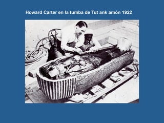 Howard Carter en la tumba de Tut ank amón 1922
 