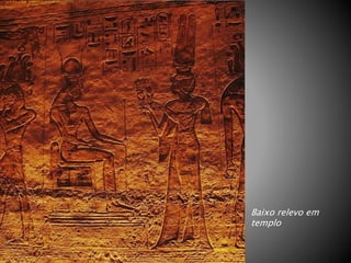 Baixo relevo em
templo
 