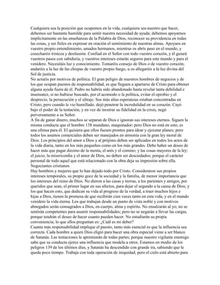 Cualquiera sea la posición que ocupemos en la vida, cualquiera sea nuestro que hacer,
debemos ser bastante humilde para sentir nuestra necesidad de ayuda; debemos apoyarnos
implícitamente en las enseñanzas de la Palabra de Dios, reconocer su providencia en todas
las cosas, y ser fieles en expresar en oración el sentimiento de nuestras almas. Apoyaos en
vuestro propio entendimiento, amados hermanos, mientras os abrís paso en el mundo, y
cosecharéis tristeza y desilusión. Confiad en el Señor con todo vuestro corazón, y él guiará
vuestros pasos con sabiduría, y vuestros intereses estarán seguros para este mundo y para el
venidero. Necesitáis luz y conocimiento. Tomaréis consejo de Dios o de vuestro corazón;
andaréis a la luz de las chispas de vuestro propio fuego, u os allegaréis a la luz divina del
Sol de justicia.
No actuéis por motivos de política. El gran peligro de nuestros hombres de negocios y de
los que ocupan puestos de responsabilidad, es que lleguen a apartarse de Cristo para obtener
alguna ayuda fuera de él. Pedro no habría sido abandonado hasta revelar tanta debilidad e
insensatez, si no hubiese buscado, por el acomodo o la política, evitar el oprobio y el
desprecio, la persecución y el ultraje. Sus más altas esperanzas estaban concentradas en
Cristo; pero cuando le vio humillado, dejó penetrar la incredulidad en su corazón. Cayó
bajo el poder de la tentación, y en vez de mostrar su fidelidad en la crisis, negó
perversamente a su Señor.
A fin de ganar dinero, muchos se separan de Dios e ignoran sus intereses eternos. Siguen la
misma conducta que el hombre 138 mundano, maquinador; pero Dios no está en esto, es
una ofensa para él. El quisiera que ellos fuesen prontos para idear y ejecutar planes; pero
todos los asuntos comerciales deben ser manejados en armonía con la gran ley moral de
Dios. Los principios del amor a Dios y al prójimo deben ser aplicados en todos los actos de
la vida diaria, tanto en los más pequeños como en los más grandes. Debe haber un deseo de
hacer más que pagar diezmo de la menta, el anís y el comino; y las cosas mayores de la ley:
el juicio, la misericordia y el amor de Dios, no deben ser descuidados; porque el carácter
personal de todo aquel que está relacionado con la obra deja su impresión sobre ella.
Negociantes cristianos
Hay hombres y mujeres que lo han dejado todo por Cristo. Consideraron sus propios
intereses temporales, su propio goce de la sociedad y la familia, de menor importancia que
los intereses del reino de Dios. No dieron a las casas y tierras, a los parientes y amigos, por
queridos que sean, el primer lugar en sus afectos, para dejar el segundo a la causa de Dios; y
los que hacen esto, que dedican su vida al progreso de la verdad, a traer muchos hijos e
hijas a Dios, tienen la promesa de que recibirán cien veces tanto en esta vida, y en el mundo
venidero la vida eterna. Los que trabajan desde un punto de vista noble y con motivos
abnegados serán consagrados a Dios, en cuerpo, alma y espíritu. No ensalzarán al yo; no se
sentirán competentes para asumir responsabilidades; pero no se negarán a llevar las cargas,
porque tendrán el deseo de hacer cuanto pueden hacer. No estudiarán su propia
conveniencia; lo que ellos preguntan es: ¿Cuál es mi deber?
Cuanta más responsabilidad implique el puesto, tanto más esencial es que la influencia sea
correcta. Cada hombre a quien Dios eligió para hacer una obra especial viene a ser blanco
de Satanás. Las tentaciones le apremiarán de todas partes; porque nuestro vigilante enemigo
sabe que su conducta ejerce una influencia que modela a otros. Estamos en medio de los
peligros 139 de los últimos días, y Satanás ha descendido con grande ira, sabiendo que le
queda poco tiempo. Trabaja con toda operación de iniquidad; pero el cielo está abierto para
 