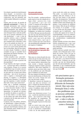 19
InformaçãoESCOLA
Digital
Em relação à questão da transformação
desta situação – eu recorreria a uma
melhor efetividade dos meios que nós
conhecemos, que nós pensamos que
melhor podem influenciar os professo-
res.
Falaria, antes do mais, da questão da
educação permanente. E falaria da
formação permanente num contexto
específico – nós precisamos que a for-
mação permanente seja radicalmente
diferente da formação inicial. Que seja
uma formação feita à volta dos proble-
mas que as pessoas enfrentam na sua
vida profissional – e não à volta de
conceitos teóricos, como a formação
inicial. A formação permanente tem
que contribuir para a discussão. Como
é que se faz quando um aluno diz – eu
não me sento ao lado daquele menino
porque ele é preto? Estas questões têm
que ser discutidas. Mas de uma manei-
ra muito situada. Trabalhar à volta de
exemplos em que se considere haver
desrespeito dos Direitos Humanos – na
escola ou até na classe.
A linha vermelha é esta – para tudo –
como é que é possível viver numa es-
cola em que eu sei que as pessoas são
desrespeitadas?
O que importa é dar lugar à consciên-
cia – a pessoa ficar alerta a identificar
estas situações. Porque só se a pessoa
as identificar é que vai sentir a necessi-
dade de trabalhar com elas. Se eu pen-
sar que tudo isto se passa entre alunos
malcriados – não vou lá. Isto passa-se
entre o respeito e o desrespeito pelas
pessoas. O respeito e o desrespeito
pelos Direitos Humanos. E as pessoas
que não respeitam, é cartão vermelho.
Para tudo. Como é que vamos fazer?
Penso que a formação permanente
é nessa discussão que se desenvol-
ve. Uma discussão situada à volta de
problemas concretos que as pessoas
apresentem. As questões de racismo,
as questões de género, as questões en-
tre os bons alunos e os maus alunos,
ou dos alunos que estão eleitos desde
o primeiro dia de aulas para serem os
sacos de pancada.
É preciso criar esta prática: primeiro,
de identificação; e depois discussão –
o que é que nós podemos fazer. E isso
passa por uma formação contínua, mas
uma formação muito situada nos pro-
blemas dos professores.
Isso passa pelo próprio
funcionamento da escola.
Sim. Por exemplo – qualquer professor
pode reunir-se com um conjunto de co-
legas e dizer – passou-se isto, é uma
coisa gravíssima, o que é que vocês
acham? E estarmos ali um tempo a de-
bater esta questão e a ver como é.
Seria importante passar a abordar este
tema, também no âmbito do Conselho
Pedagógico, no âmbito dos Conselhos
de Turma. Mas que seja uma discussão,
que não seja uma discussão para punir.
Mas para discutir mesmo. O que é que
fizeste, o que é que eu fiz, que farias
numa situação destas, o que é que re-
sultou? E penso que esta é uma discus-
são profundamente pedagógica no que
diz respeito à Cidadania.
A Educação para a Cidadania – que
tipo de perspetivas é que pode abrir,
a médio prazo?
Que finalidades?
Mais uma vez, temos de partir da cons-
ciência de que nós não somos tão avan-
çados em termos de Cidadania. Temos
um sistema político democrático bas-
tante recente e bastante imperfeito.
Ainda que estejamos sempre a procurar
melhorá-lo. Mas muito imperfeito. E,
portanto, penso que temos tudo a espe-
rar das melhorias que uma Educação
para a Cidadania nos pode trazer.
Há uma margem de progresso enorme
para nós densificarmos os Direitos Hu-
manos nas escolas. Porque eles exis-
tem, mas são muito voláteis.
E densificar é através de fomentar na
escola esta ideia de tolerância zero
para a violação dos Direitos Humanos.
Penso que é a melhor maneira de o fa-
zermos. Já andámos muito sem dúvi-
da. Mas ainda temos muito caminho a
andar.
Somos uma democracia jovem. E eu
vejo – a partir da experiência de outros
países – que é possível ir mais longe.
Na perspetiva de respeitarmos. Na
perspetiva da participação – que tam-
bém está ligada. É possível ir bem mais
longe.
Uma vez escrevi uma coisa, que tal-
vez seja um pouco violenta. Mas pen-
so que os professores compreendem.
A meu ver, de uma maneira geral, a
nossa escola não confia nas crianças.
Não confia – no sentido em que nós
andamos atrás das crianças a ver se
elas vão fazer batota, se não querem
trabalhar, são preguiçosas. Temos pou-
ca confiança nas crianças. Na verdade,
também criámos uma estrutura que, ela
própria, é uma estrutura de vigilância
das crianças. Mais do que de confiança
nas crianças. E eu acredito – e vejo-
-o, nas escolas que têm projetos mais
avançados que os tradicionais – que
os alunos são capazes de ter níveis de
responsabilidade, níveis de confiança,
níveis de resolução de problemas, que
nós consideraríamos completamente
improváveis.
Porquê? Quando ouvimos estes alunos
falarem, perguntamo-nos: o que é que
tem este menino de diferente? É fácil –
tem confiança. Ele sente confiança para
poder participar.
E talvez seja esse o grande valor acres-
centado, com a Educação para a Cida-
dania nas escolas. Fazer com que os
nossos alunos criem esta confiança.
Que mais tarde vai ser absolutamen-
te crítica para o seu desenvolvimento
como pessoas. Confiança em que são
ouvidos, que não são ridicularizados,
que não são desconsiderados, que são
respeitados. E isto é fundamental para
eles serem cidadãos como nós gostaría-
mos que fossem.
Entrevista com David Rodrigues
nós precisamos que a
formação permanen-
te seja radicalmente
diferente da formação
inicial. Que seja uma
formação feita à volta
dos problemas que
as pessoas enfrentam
na sua vida profissio-
nal – e não à volta de
conceitos teóricos,
como a formação
inicial.
 