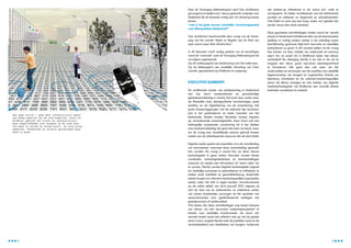 Door de Vereniging Deltametropool werd One Architecture        zijn bottom-up initiatieven in de ‘social city’ vaak te
                                                     gevraagd na te denken over ‘nieuwe generatie’ projecten voor   versnipperd. Ze haken onvoldoende aan bij institutionele
                                                     Nederland die de komende twintig jaar tot uitvoering kunnen    partijen en ontberen zo slagkracht en schaalbaarheid.
                                                     komen:                                                         Ook lijden ze soms aan een hoog ‘onder ons’ gehalte dat
                                                     “wat is het grote nieuwe ruimtelijke investeringsproject       eerder dorps dan stads aandoet.
                                                     voor Metropolitaan Nederland?”
                                                                                                                    Deze geschetste ontwikkelingen vinden overal ter wereld
                                                     One Architecture beantwoordde deze vraag van de Vereni-        plaats. In Nederland is Eindhoven één van de interessantste
                                                     ging met het voorstel ‘Meten en Regelen aan de Stad: een       plekken: in weinig andere steden is de scheiding tussen
                                                     open source/open data infrastructuur’.                         bedrijfsmatig gedreven high-tech innovatie en stedelijke
                                                                                                                    (sub)culturen zo groot. In dit voorstel stellen wij de vraag
                                                     In dit document wordt verslag gedaan van de bevindingen        hoe kunnen we door middel van onderzoek en ontwerp
                                                     vanuit de ‘werkweek’ zoals de Vereniging Deltametropool die    smart city en social city in Eindhoven beter met elkaar
                                                     vervolgens organiseerde.                                       verbinden? De uitdaging hierbij is om niet in de val te
                                                     Op de rechterpagina’s een beschouwing over het onderwerp.      trappen een nieuw groot top-down planningsverhaal
                                                     Op de linkerpagina’s een ruimtelijke uitwerking van One’s      te formuleren. Het gaat dan ook meer om het
                                                     voorstel, geprojecteerd op Eindhoven en omgeving.              onderzoeken en ontwerpen van de condities voor stedelijk
                                                                                                                    eigenaarschap van burgers en organisaties. Kunnen we
                                                                                                                    bedrijven, overheden en de cultureel-maatschappelijke
                                                     EXECUTIVE SUMMARY                                              sector bij elkaar brengen en met behulp van digitale
                                                                                                                    mediatechnologieën van Eindhoven een waarlijk slimme
                                                     De traditionele manier van stadsplanning in Nederland          hackable wereldstad te maken?
                                                     met top down masterplannen en grootschalige
                                                     gebiedsontwikkeling is voorbij. Dat komt door onder meer
                                                     de financiële crisis, demografische verschuivingen, peak
                                                     mobility, en de digitalisering van de samenleving. Het
                                                     grote investeringsproject van de toekomst ligt daardoor
                                                     juist in het optimaliseren en beter benutten van het
Een open source / open data infrastructuur maakt
een ander gebruik van de stad mogelijk, zoals ef-    bestaande. Steden moeten flexibeler kunnen inspelen
ficiënter gebruik van ruimte en infrastructuur,      op veranderende omstandigheden. Daar hoort ook een
meer mogelijkheden voor burgers om de stad naar
hun hand te zetten en nieuwe buurt- en zorg arran-
                                                     belangrijke conceptuele verschuiving bij in het denken
gementen. Technische en sociale oplossingen gaan     over stadsontwikkeling: het gaat niet meer om bezit, maar
hand in hand.                                        om de vraag hoe verschillende actoren gebruik kunnen
                                                     maken van de uiteenlopende resources die de stad biedt.

                                                     Digitale media spelen een essentiële rol in de ontwikkeling
                                                     van instrumenten waarmee deze omschakeling gemaakt
                                                     kan worden. De vraag is vooral hoe we deze nieuwe
                                                     technologieën in gaan zetten. Enerzijds vormen lokale
                                                     overheden, technologiebedrijven en kennisinstellingen
                                                     consortia om steden met informatica tot ‘smart cities’ om
                                                     te vormen. Hierbij worden digitale technologieën ingezet
                                                     om stedelijke processen te optimaliseren en efficiënter te
                                                     maken zoals mobiliteit en gezondheidszorg. Anderzijds
                                                     nemen burgers en cultureel-maatschappelijke organisaties
                                                     steeds vaker het heft in eigen handen. Voortbordurend
                                                     op de online ethiek van do-it-yourself (DIY) eigenen zij
                                                     zich de stad toe en ondernemen ze collectieve acties:
                                                     van samen stadstuintjes verzorgen tot het opzetten van
                                                     sensornetwerken voor gedistribueerde metingen van
                                                     geluidsoverlast of luchtkwaliteit.
                                                     Wij menen dat deze ontwikkelingen nog teveel losstaan
                                                     van elkaar om een duurzaam toekomstperspectief te
                                                     bieden voor stedelijke transformatie. De smart city
                                                     vertrekt teveel vanuit een utilitaire visie op wat de goede
                                                     stad is maar vergeet hierbij vaak de publieke zaak en de
                                                     verscheidenheid aan identiteiten van burgers. Andersom




   2                                                                                                                                                                      3
 