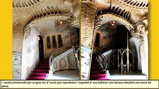 L' escala emmarcada per un gran arc d' accés que reprodueix l' esquelet d' una ballena i una barana simulant una xarxa de
pesca.
 