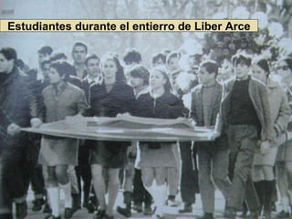 Estudiantes durante el entierro de Liber Arce 