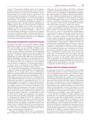 Cap. 06

23/3/06

20:38

Página 91

91
Capítulo 6: Alteraciones en la movilidad
....................................................................................................................................................
versales.41,78 Enwemeka25 estudió los efectos de los distintos
períodos y posiciones de la inmovilización con yeso sobre los
tendones de Aquiles de conejos. Las extremidades se inmovilizaron durante 3 a 8 semanas. Primero se pusieron en una
posición acortada dos grupos de extremidades, y luego en
una posición elongada durante 2 a 4 semanas del período de
inmovilización. Los resultados mostraron una desorganización progresiva y profunda de las fibrillas de colágeno, con
algunas secciones que se quedan totalmente desprovistas de
colágeno. Hacia la semana 8, el área transversal y el diámetro
de las fibrillas de colágeno de los tendones inmovilizados se
redujeron un 50%. En los dos grupos que se inmovilizaron
posteriormente en una posición elongada, se observó una
inversión del declive progresivo tras 2 semanas. Sin embargo,
esta misma inversión no se halló en el grupo inmovilizado en
una posición elongada durante 4 semanas, lo cual sugiere que
los beneficios de la elongación disminuyeron o se adaptaron
con el tiempo adicional de inmovilización.

Efectos sobre los ligamentos y puntos de inserción
Al igual que otros tejidos en su mayor parte colágenos, el tejido
ligamentario responde a la inmovilización con un ritmo más
lento que los tejidos con una actividad metabólica mayor.
La masa total de colágeno disminuye en dependencia con el
tiempo, con una reducción concomitante de las propiedades
mecánicas del ligamento. Disminuyen la fuerza y rigidez del
ligamento, y aumenta la rigidez articular.3 Esta diferencia es
probable que sea producto de la adherencia y la formación de
tejido de granulación, y también de la menor lubricación de la
articulación.4 Los ligamentos desprovistos de tensión muestran
un acortamiento, tal y como se mide por la menor distancia
entre las suturas en el ligamento.15 El acortamiento puede ser
un proceso activo; el acortamiento se ha inhibido mediante
potenciales eléctricos que estimulan la carga mecánica.
Los efectos de la inmovilización y la removilización sobre
el ligamento colateral medial (LCM) han sido ampliamente
estudiados. En un estudio clásico, Laros y colaboradores
hallaron una pérdida significativa de la fuerza ligamentaria en
perros después de sólo 6 semanas de inmovilización.45 Woo y
colaboradores compararon los efectos de la reparación quirúrgica del LCM seguida de 6 semanas con los efectos de un
tratamiento conservador sin inmovilización tras 6, 12 y 48
semanas después de la operación.90 Transcurridas 6 semanas,
la inestabilidad en varo-valgo era parecida en los dos grupos;
sin embargo, pasadas 12 y 48 semanas, la laxitud en varovalgo del grupo con tratamiento conservador y sin inmovilización era parecida a la de personas normales. Las propiedades tensoras de este grupo también fueron superiores a las
del grupo sometido a reparación e inmovilización en todos
los intervalos de tiempo. Las propiedades estructurales y
mecánicas del grupo sometido a reparación e inmovilización
se mantuvieron por debajo de las de los controles y por
debajo de las del grupo de tratamiento conservador sin inmovilización incluso transcurridas 48 semanas, lo cual pone de
manifiesto los efectos negativos a largo plazo de este tratamiento. Noyes65 estudió los efectos de una inmovilización de
8 semanas sobre una distensión del ligamento cruzado anterior (LCA) en primates, hallando una reducción del 39% en
la carga a consecuencia de esta distensión.
El grado de debilidad inducida por la inmovilización
parece depender del tiempo pero en un modo no lineal. Las

reducciones de la masa colágena del LCM se aceleraron
cuando la inmovilización pasó de 9 a 12 semanas.2,3 La reducción de la masa es el resultado de la degradación del colágeno
que supera la síntesis de colágeno. Además, este patrón produce una cantidad desproporcionada de colágeno joven e
inmaduro, que se distribuye de modo aleatorio y desorganizado. El fisioterapeuta debe tener en cuenta estos cambios
cuando se inmovilice una articulación por cualquier motivo.
Una carga suave, incluso durante el período de inmovilización, puede reducir al mínimo o anular estos cambios.
Como en otros tejidos blandos, la carga es necesaria para
mantener la integridad de los puntos de inserción. La carga
puede consistir en movimientos articulares, acciones musculares o peso en carga, lo cual proporciona al fisioterapeuta
numerosas opciones para mantener las características de este
tejido. Como es más activo metabólicamente que el ligamento o el tendón, el punto de inserción puede mostrar
mayores cambios. El punto de inserción ósea y ligamentaria
muestra reabsorción del hueso y debilitamiento posterior por
la inmovilización.46 Noyes y otros64 estudiaron los índices de
insuficiencia de la unidad del LCA y el hueso en monos tras
8 semanas de inmovilización, hallando un índice mayor de
avulsiones en comparación con los valores de los controles.
Los investigadores pensaron que el mecanismo de la insuficiencia fue una pérdida de corteza en el punto de inserción.
Woo y colaboradores59 proporcionaron nuevos datos, sugiriendo que la inmovilización tiene más impacto sobre los
puntos indirectos de inserción (es decir, la unión del tejido
blando con el hueso es más gradual y difusa) que sobre la
unión miotendinosa. La reabsorción perióstica de hueso fue
la responsable del incremento del índice de avulsiones de los
complejos del fémur-LCM-tibia, lo cual sugiere que el hueso
es la porción más débil del lugar de inserción.

Efectos sobre los cartílagos articulares
Los efectos perniciosos de la inmovilización sobre el cartílago
articular debe tenerlos en cuenta el fisioterapeuta que procede a la rehabilitación de personas tras una lesión u operación. El cartílago articular requiere cargas para mantener su
integridad. La disminución de la carga y el movimiento provoca la degeneración de la superficie articular. La inmovilización causa el aumento del contenido en agua y la disminución
del número de proteoglucanos, y altera la organización de los
proteoglucanos. Estos cambios preceden al ablandamiento y
fragmentación de las superficies condrales. La reducción del
número de proteoglucanos (es decir, materiales que se unen
con las glucoproteínas) tal vez sea producto del aumento de
la degradación o la disminución de la síntesis.11 Las reducciones posteriores de la rigidez y espesor del cartílago lo vuelven más vulnerable a las lesiones. Cuando un ligamento está
parcialmente roto, la pérdida de proteoglucanos en la matriz
incrementa la carga sobre el tejido restante. Se produce un
deterioro progresivo con pérdida de condrocitos (es decir,
células maduras de cartílago), disociación y fibrilación de las
fibras colágenas, y esclerosis del hueso subcondral.41,42 Si continúa la inmovilización, la proliferación ósea provoca la formación de osteófitos. La posición de la articulación durante
la inmovilización también afecta a la degeneración. La inmovilización de la rodilla en extensión completa provoca cambios artrósicos irreversibles en la articulación por las fuerzas
compresivas entre las superficies articulares.1,79,80 Se cree que

 