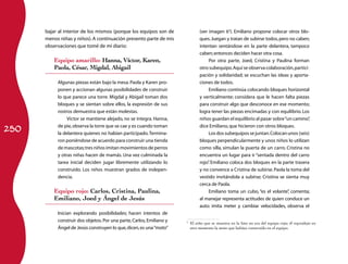 bajar al interior de los mismos (porque los equipos son de            (ver imagen 63). Emiliano propone colocar otros blo­
      menos niñas y niños). A continuación presento parte de mis            ques. Juegan y tratan de subirse todos, pero no caben;
      observaciones que tomé de mi diario:                                  intentan sentándose en la parte delantera, tampoco
                                                                            caben; entonces deciden hacer otra cosa.
          Equipo amarillo: Hanna, Víctor, Karen,                                 Por otra parte, Joed, Cristina y Paulina forman
          Paola, César, Migdal, Abigail                                     otro subequipo. Aquí se observa colaboración, partici­
                                                                            pación y solidaridad; se escuchan las ideas y aporta­
           Algunas piezas están bajo la mesa. Paola y Karen pro­            ciones de todos.
           ponen y accionan algunas posibilidades de construir                   Emiliano continúa colocando bloques horizontal
           lo que parece una torre. Migdal y Abigail toman dos              y verticalmente; considera que le hacen falta piezas
           bloques y se sientan sobre ellos, la expresión de sus            para construir algo que desconoce en ese momento;
           rostros demuestra que están molestas.                            logra tener las piezas encimadas y con equilibrio. Los
                Víctor se mantiene alejado, no se integra. Hanna,           niños guardan el equilibrio al pasar sobre “un camino”,

250
           de pie, observa la torre que se cae y es cuando toman            dice Emiliano, que hicieron con otros bloques.
           la delantera quienes no habían participado. Termina­                  Los dos subequipos se juntan. Colocan unos (seis)
           ron poniéndose de acuerdo para construir una tienda              bloques perpendicularmente y unos niños lo utilizan
           de mascotas; tres niños imitan movimientos de perros             como silla, simulan la puerta de un carro. Cristina no
           y otras niñas hacen de mamás. Una vez culminada la               encuentra un lugar para ir “sentada dentro del carro
           tarea inicial deciden jugar libremente utilizando lo             rojo” Emiliano coloca dos bloques en la parte trasera
                                                                                 .
           construido. Los niños muestran grados de indepen­                y no convence a Cristina de subirse. Paola la toma del
           dencia.                                                          vestido invitándola a subirse; Cristina se sienta muy
                                                                            cerca de Paola.
          Equipo rojo: Carlos, Cristina, Paulina,                                Emiliano toma un cubo, “es el volante” comenta;
                                                                                                                         ,
          Emiliano, Joed y Ángel de Jesús                                   al manejar representa actitudes de quien conduce un
                                                                            auto: imita meter y cambiar velocidades, observa el
           Inician explorando posibilidades; hacen intentos de
           construir dos objetos. Por una parte, Carlos, Emiliano y   	 El niño que se muestra en la foto no era del equipo rojo; él reprodujo en
                                                                      3

           Ángel de Jesús construyen lo que, dicen, es una “moto”       otro momento la moto que habían construido en el equipo.
 