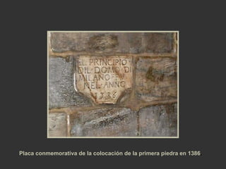 Placa conmemorativa de la colocación de la primera piedra en 1386 .   