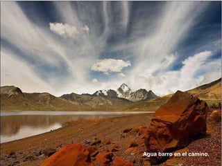 Agua barro en el camino.