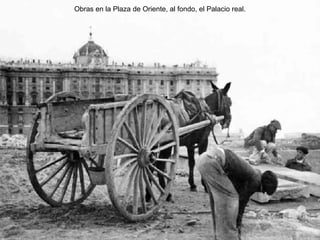 Obras en la Plaza de Oriente, al fondo, el Palacio real. 