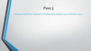 Paso 3
Coloque el jabón en hojuelas en la olla chica, espere a que caliente el agua
 