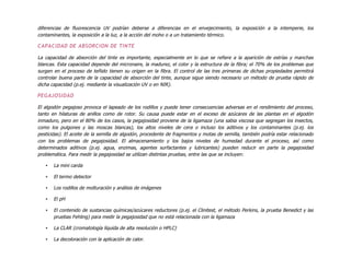 diferencias de fluorescencia UV podrían deberse a diferencias en el envejecimiento, la exposición a la intemperie, los
contaminantes, la exposición a la luz, a la acción del moho o a un tratamiento térmico.
CAPACIDAD DE ABSORCION DE TINTE
La capacidad de absorción del tinte es importante, especialmente en lo que se refiere a la aparición de estrías y manchas
blancas. Esta capacidad depende del micronaire, la madurez, el color y la estructura de la fibra; el 70% de los problemas que
surgen en el proceso de teñido tienen su origen en la fibra. El control de las tres primeras de dichas propiedades permitirá
controlar buena parte de la capacidad de absorción del tinte, aunque sigue siendo necesario un método de prueba rápido de
dicha capacidad (p.ej. mediante la visualización UV o en NIR).
PEGAJOSIDAD
El algodón pegajoso provoca el lapeado de los rodillos y puede tener consecuencias adversas en el rendimiento del proceso,
tanto en hilaturas de anillos como de rotor. Su causa puede estar en el exceso de azúcares de las plantas en el algodón
inmaduro, pero en el 80% de los casos, la pegajosidad proviene de la ligamaza (una sabia viscosa que segregan los insectos,
como los pulgones y las moscas blancas), los altos niveles de cera o incluso los aditivos y los contaminantes (p.ej. los
pesticidas). El aceite de la semilla de algodón, procedente de fragmentos y motas de semilla, también podría estar relacionado
con los problemas de pegajosidad. El almacenamiento y los bajos niveles de humedad durante el proceso, así como
determinados aditivos (p.ej. agua, enzimas, agentes surfactantes y lubricantes) pueden reducir en parte la pegajosidad
problemática. Para medir la pegajosidad se utilizan distintas pruebas, entre las que se incluyen:
• La mini carda
• El termo detector
• Los rodillos de molturación y análisis de imágenes
• El pH
• El contenido de sustancias químicas/azúcares reductores (p.ej. el Clinitest, el método Perkins, la prueba Benedict y las
pruebas Fehling) para medir la pegajosidad que no está relacionada con la ligamaza
• La CLAR (cromatología líquida de alta resolución o HPLC)
• La decoloración con la aplicación de calor.
 