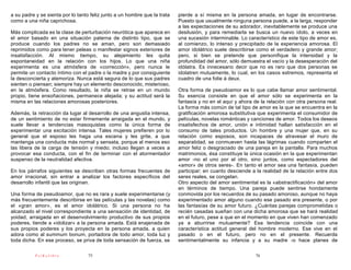 a su padre y se sienta por lo tanto feliz junto a un hombre que la trata   pierde a sí misma en la persona amada, en lugar de encontrarse.
como a una niña caprichosa.                                                Puesto que usualmente ninguna persona puede, a la larga, responder
                                                                           a las expectaciones de su adorador, inevitablemente se produce una
Más complicada es la clase de perturbación neurótica que aparece en        desilusión, y para remediarla se busca un nuevo ídolo, a veces en
el amor basado en una situación paterna de distinto tipo, que se           una sucesión interminable. Lo característico de este tipo de amor es,
produce cuando los padres no se aman, pero son demasiado                   al comienzo, lo intenso y precipitado de la experiencia amorosa. El
reprimidos como para tener peleas o manifestar signos exteriores de        amor idolátrico suele describirse como el verdadero y grande amor;
insatisfacción. Al mismo tiempo, su alejamiento les quita                  pero, si bien se pretende que personifique la intensidad y la
espontaneidad en la relación con los hijos. Lo que una niña                profundidad del amor, sólo demuestra el vacío y la desesperación del
experimenta es una atmósfera de «corrección», pero nunca le                idólatra. Es innecesario decir que no es raro que dos personas se
permite un contacto íntimo con el padre o la madre y por consiguiente      idolatren mutuamente, lo cual, en los casos extremos, representa el
la desconcierta y atemoriza. Nunca está segura de lo que sus padres        cuadro de una folie á deux.
sienten o piensan; siempre hay un elemento desconocido, misterioso,
en la atmósfera. Como resultado, la niña se retrae en un mundo             Otra forma de pseudoamor es lo que cabe llamar amor sentimental.
propio, tiene ensoñaciones, permanece alejada; y su actitud será la        Su esencia consiste en que el amor sólo se experimenta en la
misma en las relaciones amorosas posteriores.                              fantasía y no en el aquí y ahora de la relación con otra persona real.
                                                                           La forma más común de tal tipo de amor es la que se encuentra en la
Además, la retracción da lugar al desarrollo de una angustia intensa,      gratificación amorosa substitutiva que experimenta el consumidor de
de un sentimiento de no estar firmemente arraigada en el mundo, y          películas, novelas románticas y canciones de amor. Todos los deseos
suele llevar a tendencias masoquistas como la única forma de               insatisfechos de amor, unión e intimidad hallan satisfacción en el
experimentar una excitación intensa. Tales mujeres prefieren por lo        consumo de tales productos. Un hombre y una mujer que, en su
general que el esposo les haga una escena y les grite, a que               relación como esposos, son incapaces de atravesar el muro de
mantenga una conducta más normal y sensata, porque al menos eso            separatidad, se conmueven hasta las lágrimas cuando comparten el
las libera de la carga de tensión y miedo; incluso llegan a veces a        amor feliz o desgraciado de una pareja en la pantalla. Para muchos
provocar esa conducta, con el fin de terminar con el atormentador          matrimonios, ésa constituye la única ocasión en la que experimentan
suspenso de la neutralidad afectiva.                                       amor -no el uno por el otro, sino juntos, como espectadores del
                                                                           «amor» de otros seres-. En tanto el amor sea una fantasía, pueden
En los párrafos siguientes se describen otras formas frecuentes de         participar; en cuanto desciende a la realidad de la relación entre dos
amor irracional, sin entrar a analizar los factores específicos del        seres reales, se congelan.
desarrollo infantil que las originan.                                      Otro aspecto del amor sentimental es la «abstractificación» del amor
                                                                           en términos de tiempo. Una pareja puede sentirse hondamente
Una forma de pseudoamor, que no es rara y suele experimentarse (y          conmovida por los recuerdos de su pasado amoroso, aunque no haya
más frecuentemente describirse en las películas y las novelas) como        experimentado amor alguno cuando ese pasado era presente, o por
el «gran amor», es el amor idolátrico. Si una persona no ha                las fantasías de su amor futuro. ¿Cuántas parejas comprometidas o
alcanzado el nivel correspondiente a una sensación de identidad, de        recién casadas sueñan con una dicha amorosa que se hará realidad
yoidad, arraigada en el desenvolvimiento productivo de sus propios         en el futuro, pese a que en el momento en que viven han comenzado
poderes, tiende a «idolizar» a la persona amada. Está enajenada de         ya a aburrirse mutuamente? Esa tendencia coincide con una
sus propios poderes y los proyecta en la persona amada, a quien            característica actitud general del hombre moderno. Ese vive en el
adora como al summum bonum, portadora de todo amor, toda luz y             pasado o en el futuro, pero no en el presente. Recuerda
toda dicha. En ese proceso, se priva de toda sensación de fuerza, se       sentimentalmente su infancia y a su madre -o hace planes de

           PsiKolibro              75                                                                       76
 